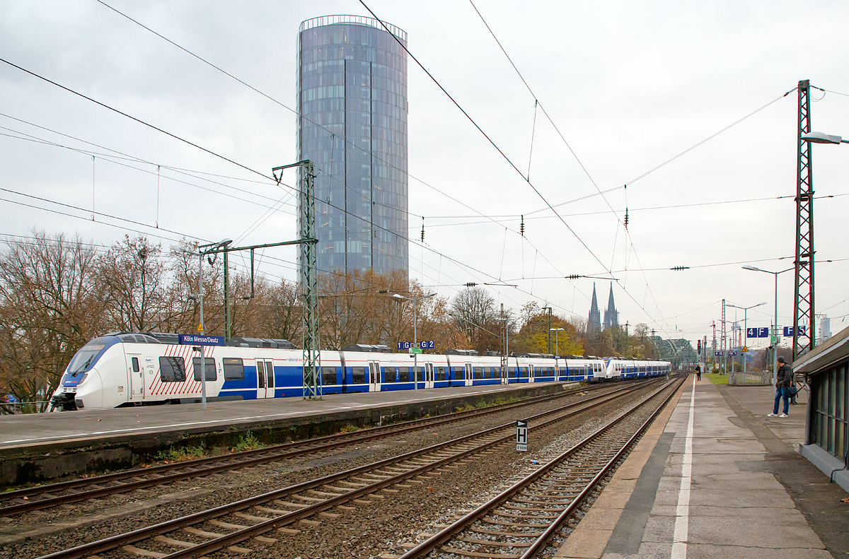 
Zwei gekuppelte fünfteilige Bombardier Talent 2 (BR 9 442) der National Express Rail GmbH (NX Rail) erreichen am 26.11.2016, als RE 7  Rhein-Münsterland-Express  (Krefeld - Köln - Wuppertal - Münster), den Bahnhof Köln Messe/Deutz.