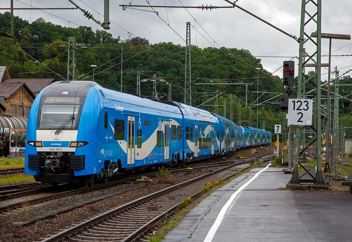 Zwei gekuppelte fünfteilige Siemens Desiro HC 2462 007-2 / 2642 107-0 und 2462 009-8 / 2462 109-6 (94 80 2462 007-2 D-GABY / 94 80 2462 107-0 D-GABY und 94 80 2462 009-8 D-GABY / 94 80 2462 109-6 D-GABY) der Go-Ahead Bayern GmbH (Augsburg) fahren am 07.07.2022 wohl auf Überführungsfahrt durch den Bahnhof Betzdorf (Sieg) in Richtung Siegen.

Für die durchgehend elektrifizierten Teil der Augsburger Netze (Los 1) hat der Betreiber Go-Ahead Bayern GmbH bei Siemens Mobility 12 fünfteilige Siemens Desiro HC und 44 dreiteilige Siemens Mireo bestellt, die ab Dezember 2022 zum Einsatz kommen werden. Beide Fahrzeugtypen werden untereinander flexibel kuppelbar sein, um sich optimal der Nachfrage anpassen zu können.

Innenausstattung:
Die Konstruktion des Innenausbaus verleiht dem Zug gemeinsam mit dem attraktiven Design ein großzügiges Raumgefühl. Die transparente Innenraumstruktur und die Gestaltung der gut einsehbaren Fahrgastbereiche gewährleisten eine komfortable Reiseumgebung, die dem Sicherheitsbedürfnis der Fahrgäste, besonders bei geringem Besetzungsgrad zu Schwachlastzeiten, Rechnung trägt. Dies unterstützen u. a. auch eine in LED-Technik mit warm-weißer Lichtfarbe blendfrei ausgeführte Beleuchtung sowie ansprechende, in den bayrischen Farben weiß-blau gehaltene Farbkonzepte.

TECHNISCHE DATEN der BR 2462 (Desiro HC fünfteilig):
Anzahl: 12 (für Go-Ahead Bayern)
Spurweite:  1.435 mm (Normalspur)
Achsformel: Bo’Bo’+2’2’+2’2’+2’2’+Bo’Bo’
Länge über Kupplung: 131.252 mm
Wagenläge Endwagen: 26.226 mm
Wagenlänge Mittelwagen: 25.200 mm
Breite: 2.820 mm
Drehgestelle: Luftgefederte Trieb- und Lauffahrwerke der SF 100- und
SF 500-Drehgestellfamilie
Leergewicht: 246 t
Höchstgeschwindigkeit: 160 km/h
Antriebsleistung: 4000 kW
Anfahrzugkraft: 300 kN
Bremskraft: 240 kN
Beschleunigung: 1,05 m/s²
Stromsystem: 15 kV 16,7 Hz ~
Stromübertragung: Oberleitung
Sitzplätze:  538 (davon 38 in der 1. Klasse)
Platz für Fahrräder: bis zu 45
Einstiegshöhe über SO: 800 mm (Endwagen) 760 mm (Mittelwagen)
Anzahl der Türen je Seite: 10