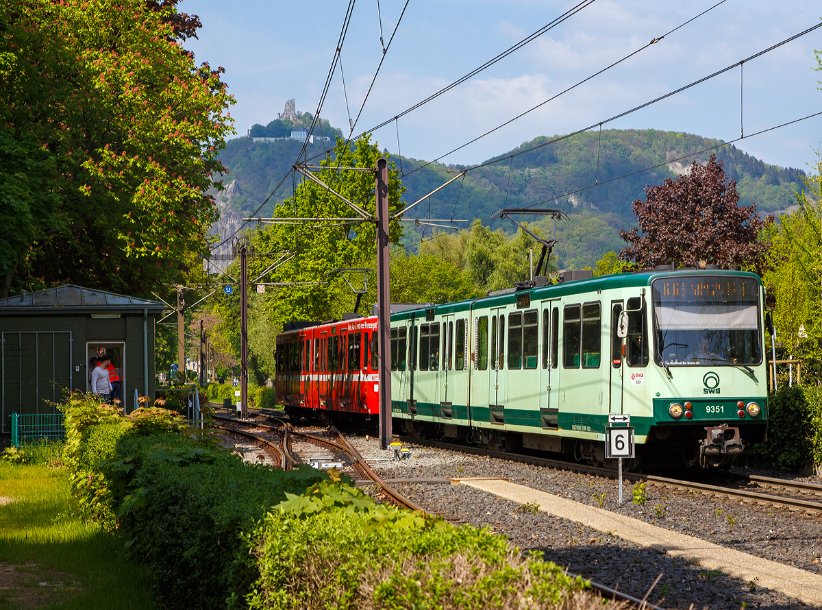 
Zwei gekuppelte Gelenktriebwagen SWB 9351 und SWB 7463 der Stadtwerke Bonn Verkehrs GmbH erreichen als Stadtbahnlinie 66 am 30.04.2019 die Endstation Bad Honnef.

Beide Fahrzeuge sind DUEWAG B-Wagen, das Führungsfahrzeug (Tw 9351) ein 1993 gebauter B 100 C und das zweite (Tw 7463) ein 1974 gebauter B 80 C, ex Typ B100S (2014 modernisiert).