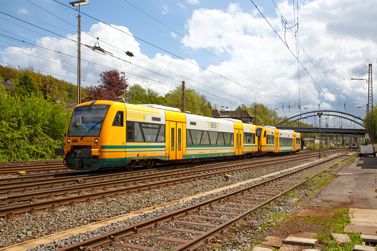 
Zwei gekuppelte, von der HLB (Hessische Landesbahn) angemietete, Stadler RegioShuttle RS 1 (BR 650) der Ostdeutsche Eisenbahn GmbH, fahren am 09.05.2015 als DreiL�nderBahn RB 93  Rothaarbahn  (Siegen Hbf - Kreuztal - Bad Berleburg), hier erreichen sie gleich den Bahnhof Kreuztal. 

Es sind hier die VT 650.60 (95 80 0650 060-6 D-ODEG) und VT 650.61 (95 80 0650 061-4 D-ODEG), diese sind Eigentum der BeNEX GmbH, Hamburg. 