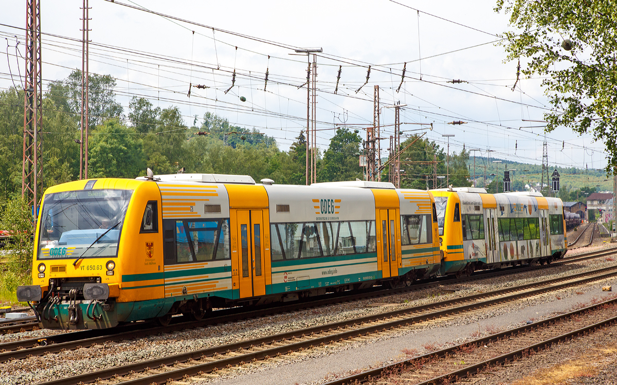 
Zwei gekuppelte, von der HLB (Hessische Landesbahn) angemietete, Stadler RegioShuttle RS 1 (BR 650) der Ostdeutsche Eisenbahn GmbH, fahren am 18.06.2015, als DreiLänderBahn RB 93  Rothaarbahn  (Bad Berleburg - Kreuztal - Siegen), von Kreuztal weiter in Richtung Siegen. 

Vorne VT 650.63   Erholungsort Stadt Müllrose  (95 80 0650 063-0 D-ODEG) und dahinter der VT 650.58  Geopark Eiszeitland am Oderrand  (95 80 0650 058-0 D-ODEG). Die VT sind Eigentum der BeNEX GmbH, Hamburg. 