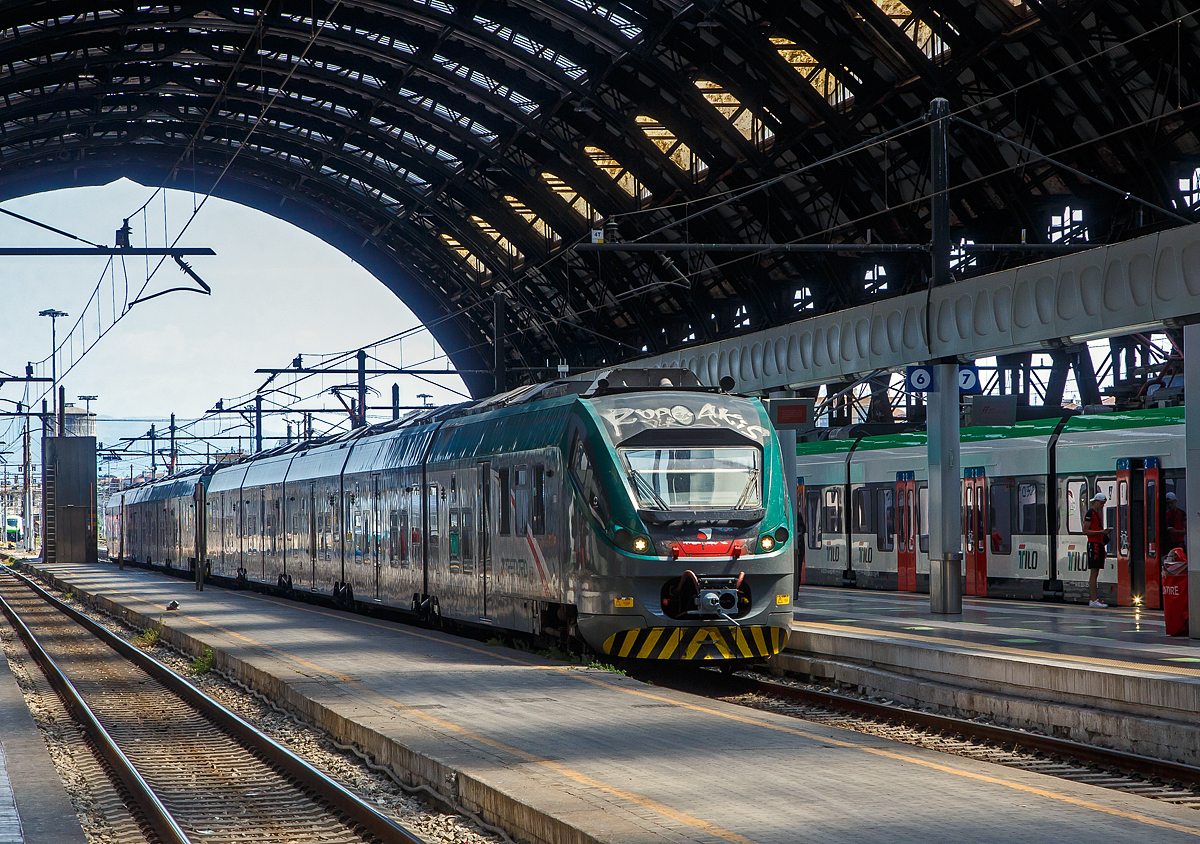Zwei gekuppelte JAZZ der Trenord, die beiden f�nfteiligen ETR 425 030 und 031, erreichen am 12.07.2022, als Regionalzug den Bahnhof Milano Centrale.