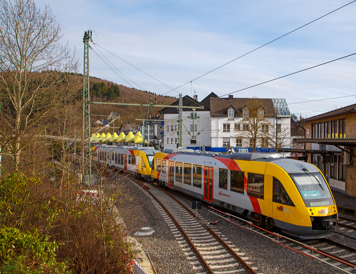 
Zwei gekuppelte LINT (ein LINT 27 und ein LINT 41) der HLB (Hessische Landesbahn) fahren am 25.02.2017, als RB 90  Westerwald-Sieg-Bahn  (Siegen - Betzdorf - Au - Altenkirchen - Westerburg), in den Bahnhof Betzdorf/Sieg ein.