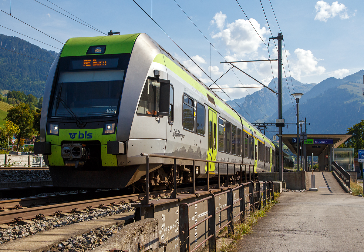 Zwei gekuppelte  Lötschberger  der  BLS RABe 535 103 und der BLS RABe 535 120 fahren am 08.09.2021,als RE 4274 (RegioExpress) Domodossola – Brig – Kandersteg – Spiez – Bern, vom BLS Bahnhof Mülenen weiter in Richtung Spiez. Die Lötschberger fahren dabei auch über die Lötschberg Bergstrecke.

Der BLS RABe 535 - Lötschberger  ist ein Niederflur-Triebzug es Herstellers Bombardier Transportation für den Regionalverkehr.  Diese Triebzüge wurden auf Ausschreibung der BLS für den Einsatz als RegioExpress Bern–Brig via Lötschbergtunnel konzipiert. Er ist ein direkter Abkömmling (Weiterentwicklung) des Niederflur-S-Bahn-Zuges RABe 525  NINA  dessen Entwicklung auf den deutschen Bombardier Talent 1 (vormals Waggonfabrik Talbot GmbH) beruht.

Gebaut wurden die Lötschberger zwischen 2008 und 2012 von Bombardier in Villeneuve (ehemals Vevey Technologies bzw. ACMV). Der vierteilige Triebzug hat 85 % Niederflur-Anteil. Unter den Führerständen der beiden Endwagen befindet sich je ein Drehgestell, zwischen den Wagenkästen befinden sich drei Jakobsdrehgestelle. Die Wagenkästen sind in Stahl-Leichtbauweise gefertigt, die Führerstände bestehen aus Polyester-Verbundstoff.

Der Triebzug ist klimatisiert und bietet 28 Plätze der ersten Klasse und 143 Plätze der zweiten Klasse. Multifunktions-Abteile bieten Platz für Koffer, Fahrräder und Kinderwagen. In einem der Endwagen befindet sich ein behindertengerechtes WC mit geschlossenem Toilettensystem.

Die Traktionsausrüstung besteht aus zwei IGBT-Stromrichtern mit Gleichspannungszwischenkreis und total vier Asynchron-Fahrmotoren von je 250 kW Dauerleistung. 

Als Bremssysteme sind eine elektrische Rekuperationsbremse, eine Magnetschienenbremse, eine ep-Bremse sowie eine Federspeicher-Feststellbremse vorhanden. 

Beidseitig ist je eine Scharfenbergkupplung vorhanden, dies erlaubt eine schnelle Zugs-Trennung respektive -Kupplung. Die RABe 535 sind technisch kompatibel zu den RABe 525, so dass freizügig Kompositionen mit beiden Typen gebildet werden können. Dies war im Jahre 2009 sehr häufig notwendig, da durch Lieferverzögerungen des Herstellers und wegen diverser technischer Störungen nicht genügend RABe 535 zur Verfügung standen.

TECHNISCHE DATEN:
Nummerierung: 	BLS RABe 535 101–125
Gebaute Anzahl: 25
Spurweite: 	1435 mm (Normalspur)
Achsformel: Bo'2'2'2'Bo'
Länge über Kupplung: 62.710 mm
Höhe:  4.315 mm
Breite: 3.030 mm
Drehzapfenabstände: 13.250 mm /14.170 mm/
Achsabstände im Drehgestell: 2.500 mm / 2.700 mm
Leergewicht: 105 t
Dienstgewicht: 135 t
Höchstgeschwindigkeit:  160 km/h
Dauerleistung: 1000 kW (4 x 250 kW)
Anfahrzugkraft: 	 123 kN
Treibraddurchmesser: 	750 mm
Laufraddurchmesser: 	630 mm
Anzahl der Fahrmotoren: 	4
Fußbodenhöhe: 	605 mm / 905 mm
Niederfluranteil: 	85 %

Wenn ich einen Lötschberger sehe muß ich immer wieder an einen wunderschönen und tollen Tag denken, an dem ich im Führerstand eines Lötschberger ´s über den Lötschberg und dann hinunter nach Brig fahren durfte.
