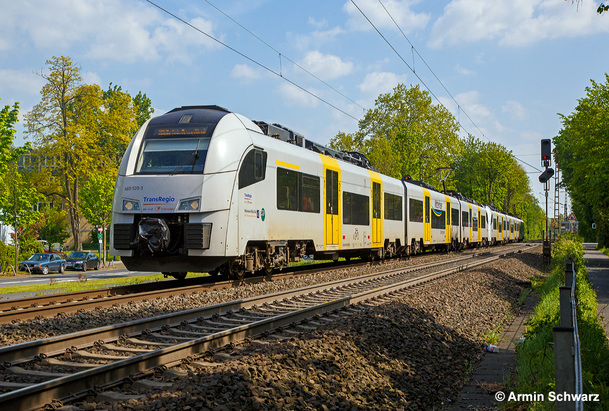 
Zwei gekuppelte Siemens Desiro ML II (460 509/460 009 und 460 005/460 505) der trans regio (MittelrheinBahn) fahren am 30.04.2019, als MRB 26 MittelrheinBahn (Koblenz – Andernach – Remagen – Bonn – Köln Messe/Deutz),  durch Bonn-Gronau und erreichen bald den Bf. Bonn UN Campus.  
