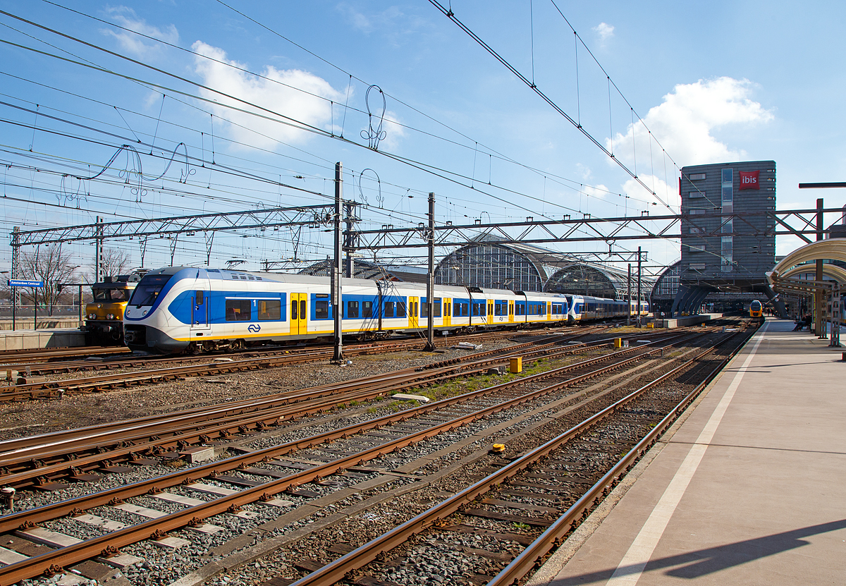 
Zwei gekuppelte vierteilige NS Sprinter Light Train (Serie 2400) verlassen am 31.03.2018 den Bahnhof Amsterdam Centraal.

Für die Erneuerung ihres elektrischen Triebzugparks suchten die NS nach modernen Fahrzeugen. Mit diesen Fahrzeugen sollten die Mat '64 (Plan-T und Plan-V) Schritt für Schritt ersetzt werden. Die Wahl fiel auf die Sprinter Light Train, die aus einer Arbeitsgemeinschaft von Siemens und Bombardier hervorgingen. Die Fahrzeuge basieren dabei auf der deutschen Baureihe 425. Der Name Sprinter steht für den Einsatz im S-Bahn-ähnlichen Verkehr, da durch breite Einstiege schnelle Fahrgastwechsel möglich werden.

Geordert wurden von der NS vierteilige (Serie 2400) und sechsteilige (Serie 2600) Einheiten. Der Bau der vierteiligen Einheiten erfolgte im Aachener Werk der Bombardier (ex Tabolt), die sechsteiligen entstammen dem Krefelder Siemenswerk (ex Düwag). Insgesamt wurden zwischen 2005 und 2009 von der NS 69 vierteilige und 62 sechsteilige Fahrzeuge geordert.

Die Züge sind neben der regulären 3 kV Gleichspannung vorbereitet für einen Einsatz unter 15 kV, 16 2/3 Hz und 25 kV 50 Hz Wechselspannung.

Die vierteiligen Einheiten werden von sechs Elektromotoren zu je 210 kW angetrieben, die sechsteiligen Einheiten verfügen über acht Motoren zu jeweils 210 kW. Die Gesamtleistung der vierteiligen SLT beträgt somit 1.260 kW, die der sechsteiligen 1.680 kW. Die Höchstgeschwindigkeit beider Bauformen beträgt 160 km/h.

Im Innenraum verfügen die vierteiligen SLT über 40 Sitzplätze in der ersten und 176 Sitzplätze in der zweiten Klasse. Hinzu kommen 170 Stehplätze. Die sechsteilige Variante bietet 56 Sitzplätze in der ersten Klasse, die zweite Klasse verfügt über 266 Sitzplätze. In dieser Variante stehen zudem 288 Stehplätze zur Verfügung. 

Die Fahrzeuge sind vollklimatisiert. Auf wenig Gegenliebe stößt in den Niederlanden allerdings das Fehlen einer Toilette.
Weitere Proteste gab es vom Zugpersonal, das bereits vor Auslieferung der 1. Bauserie auf Probleme hingewiesen hatte. Dazu gehörten der Einstieg aus dem Gleisbereich, das Fehlen eines separaten Raums für das Zugbegleitpersonal und vor allem die gläserne Rückwand zum Führerstand. Die damalige Direktion der NS wies diese Beschwerden beiseite oder versuchte, sie mit für unzureichend gehaltenen Maßnahmen zu erledigen.
So bekamen die Züge bei Personal und Reisenden den Spitzennamen „slet“, eine Übersetzung ins deutsche spar ich mir hier lieber.

Der Einsatz erfolgte zunächst in den niederländischen Ballungsgebieten mit hohen Haltestellendichten, die ein starkes Beschleunigungsvermögen verlangen. Zudem stehen die Züge für stark frequentierte Pendlerzüge mit dem Umland der Ballungsräume zur Verfügung. 

TECHNISCHE DATEN (vierteiliger SLT – Serie 2400):
Bauzeit:  2008 – 2011
Nummerierung: 2401 bis 2469,
Spurweite: 1.435 mm (Normalspur)
Achsfolge: 	Bo'Bo'2'2'Bo'
Länge über Kupplung: 69.360 mm
Breite: 2.480 mm
Höhe: 4.210 mm
Treib- und Laufraddurchmesser: 850 mm (neu) / 780 mm (abgenutzt)
Stundenleistung: 6 x 250 KW = 1.500 kW
Dauerleistung: 6 x 210 kW = 1.260 kW 
Höchstgeschwindigkeit: 160 km/h (Planmäßig 140 km/h)
Eigengewicht: 129 t
Fußbodenhöhe: 850 mm (Niederflurbereich) / 1.055 m (Hochflurbereich)
Sitzplätze: 1.Klasse 40 / 2.Klasse 144 und 32 Klappsitze
Stehplätze: 213 (4 Pers./m²)
Kleister befahrbarer Gleisbogen: R=150 m (120 m im Depotbereich)
Bremsen: elektropneumatische Druckluftbremse und elektrische Rekuperationsbremse  (Stromrückführung in die Oberleitung).
Stromsystem: 1.500 V DC (Gleichstrom)
Kupplung: Scharfenberg
