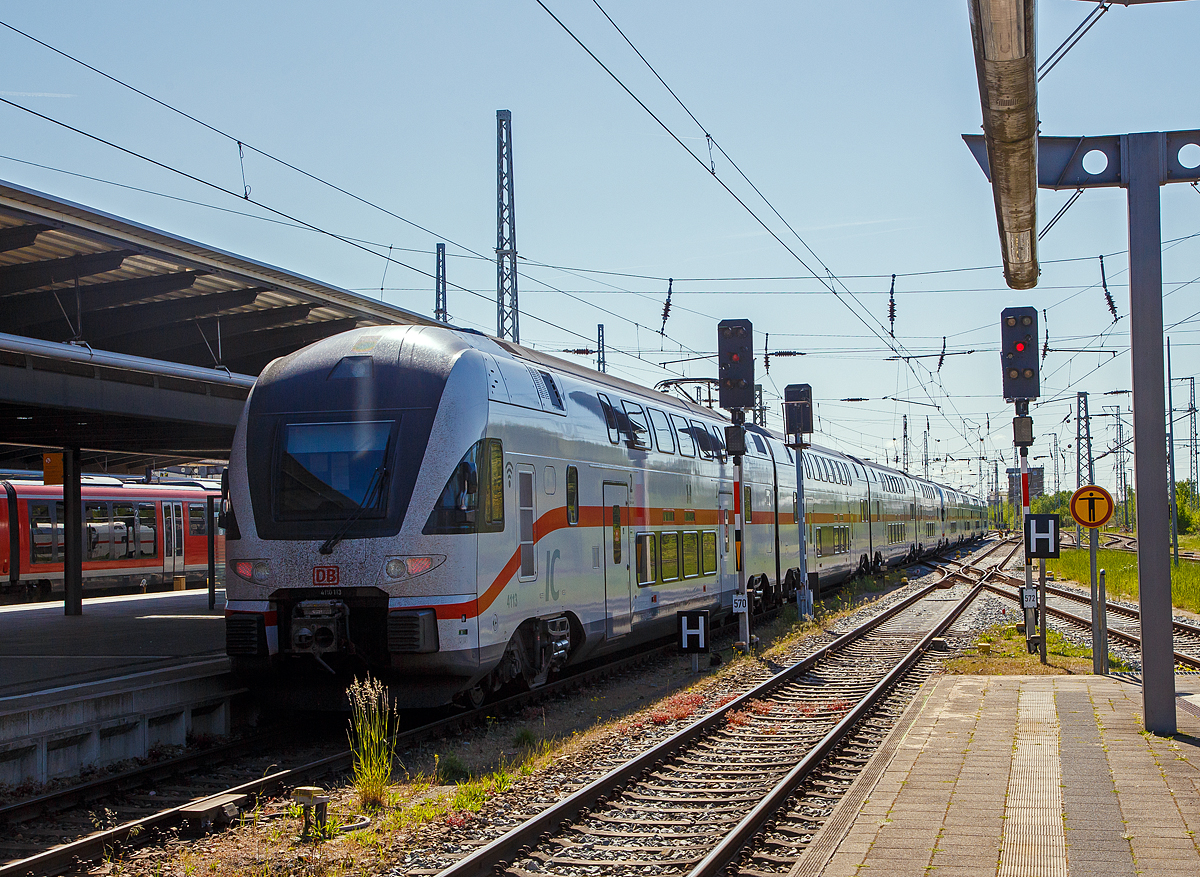 Zwei gekuppelte vierteilige Stadler KISS - IC2 der Baureihe 4110 (ex Westbahn) der DB Fernverkehr AG verlassen am 15.05.2022, als IC 2177 nach Dresden, den Hauptbahnhof Rostock. 

Vorne die Garnitur IC 4117 (93 85 4110 117-7 CH-DB / 93 85 4110 417-1 CH-DB / 93 85 4110 517-8 CH-DB / 93 85 4110 617-6 CH-DB) und hinten die Garnitur IC 4113 (93 85 4110 113-6 CH-DB / 93 85 4110 413-0 CH-DB / 93 85 4110 513-7 CH-DB / 93 85 4110 613-5 CH-DB) 

Die Triebz�ge wurden 2017 von der Stadler Rail AG f�r die �sterreichische WESTbahn gebaut, seit Dezember 2019 sind sie bei der DB Fernverkehr AG. Diese Triebz�ge sind in der Schweiz eingestellt/registriert und haben die Zulassungen f�r die Schweiz, �sterreich und Deutschland. Eigentlich wollte die DB die Z�ge um ein Wagenteil verl�ngern, da dies aber eine komplette neue Zulassung durch das EBA erfordert h�tte, hat man davon Abstand genommen. 

 KISS  - das hei�t: Komfortabler Innovativer Spurtstarker S-Bahn-Zug. Aber nicht nur die DB Regio AG setzt auf die  KISS -Doppelstockz�ge des Schweizer Herstellers Stadler Rail bzw. Stadler Pankow, auch DB Fernverkehr erweitert seine Intercity 2-Flotte durch den Kauf von 17 hochwertigen gebrauchten Doppelstockz�gen dieses Typs, die bisher bei der �sterreichischen Westbahn im Einsatz waren. Die Fahrzeuge sind gr��tenteils erst zwei Jahre alt und haben bei den Kunden in �sterreich h�chste Zufriedenheitswerte erreicht.

Urspr�nglich wurde das Fahrzeugkonzept f�r S-Bahnen entwickelt. L�ngst ist die KISS-Plattform aber weiterentwickelt worden f�r schnelle Regional-Express-Linien und es gibt sogar eine Fernverkehrsvariante mit sehr komfortabler Innenausstattung und einer Druckert�chtigung f�r das Befahren von Tunnels mit 200 km/h und einem entgegenkommenden 300 km/h-Zug. Mit einer S-Bahn hat das nur noch in einer Disziplin zu tun: N�mlich eine enorm gute Beschleunigung!

Die hochwertigen Kiss-Z�ge, die bisher bei der Westbahn fuhren, sind bis zu 200 km/h schnell und bestehen aus vier bzw. sechs Wagen. Nach den Anpassungen f�r den Intercity-Einsatz verf�gen sie �ber rund 300 bzw. 470 Sitzpl�tze. Auf zwei Etagen gibt es komfortable Sitzlandschaften und viel Bewegungsfreiheit. Die Fahrzeuge sind mit WLAN und Steckdosen (je Sitzplatz eine) ausgestattet sowie einem modernen Fahrgastinformationssystem. Auch ein gastronomischer Service mit hei�en und kalten Getr�nken, s��en und herzhaften Snacks sowie frischen Baguettes ist vorgesehen. Die vorhandenen Bereiche f�r Reisende mit Mobilit�tseinschr�nkungen, f�r Gep�ck und Fahrr�der werden entsprechend �blicher DB-Standards sukzessive erweitert.

Zahlen, Daten, Fakten:
Betriebsaufnahme: M�rz 2020 
Zugkonzept: Doppelstock-Triebwagen 
Hersteller: Stadler Rail 
Anzahl Z�ge: 9 
Anzahl Wagen pro Zug: 4 (2 angetriebene Endwagen und 2 Mittelwagen) 
Zugl�nge: 100 Meter 
Zugelassene H�chstgeschwindigkeit: 200 km/h 
Leistung eines Triebzuges: 4.000 kW Dauerlast, 6.000 kW Spitzenlast 