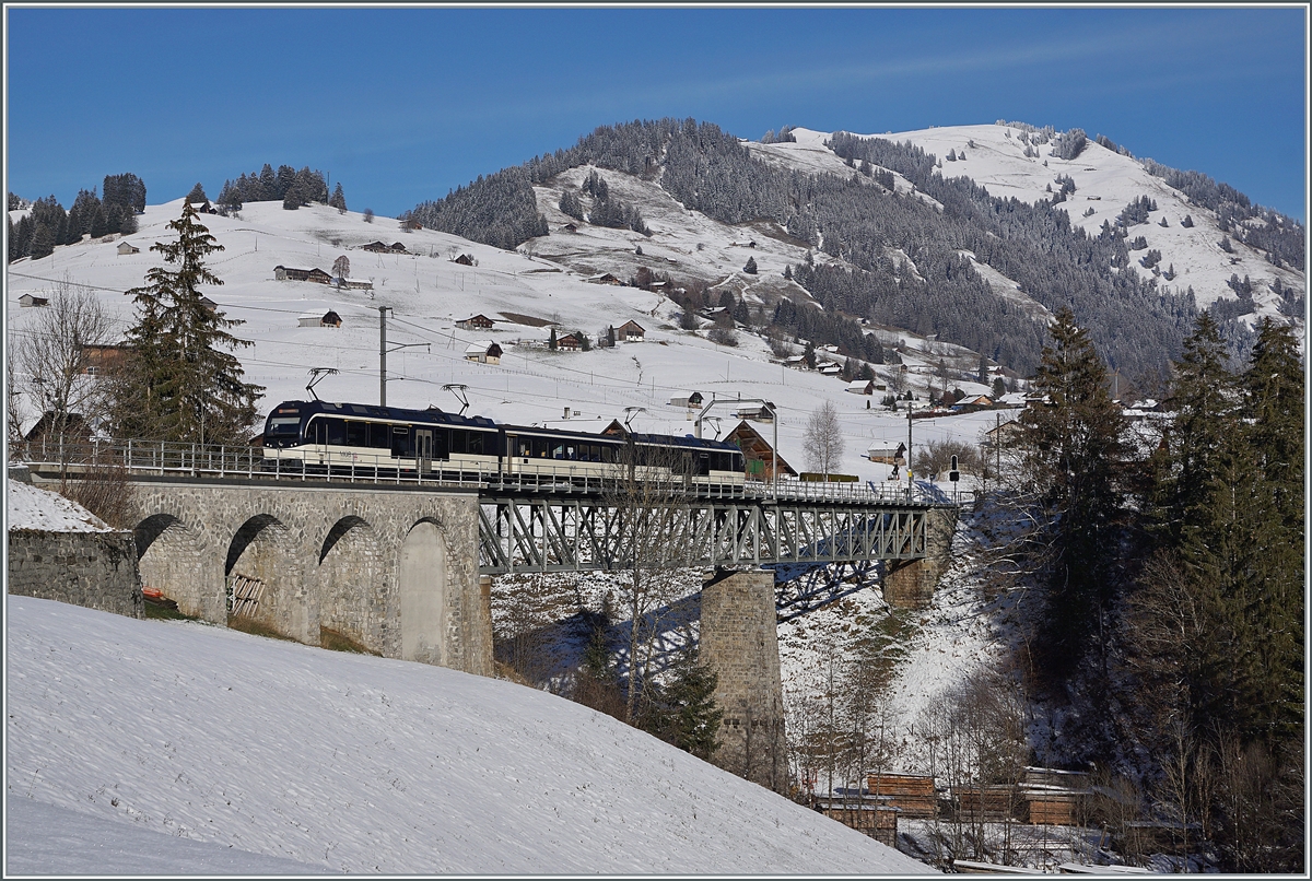 Zwei MOB Alina ABe 4/4 / Be 4/4 Serie 9000 mit einem kurzen Regionalzug auf dem Viadukt bei Flendruz auf der Fahrt nach Montreux.

3. Dez. 2020