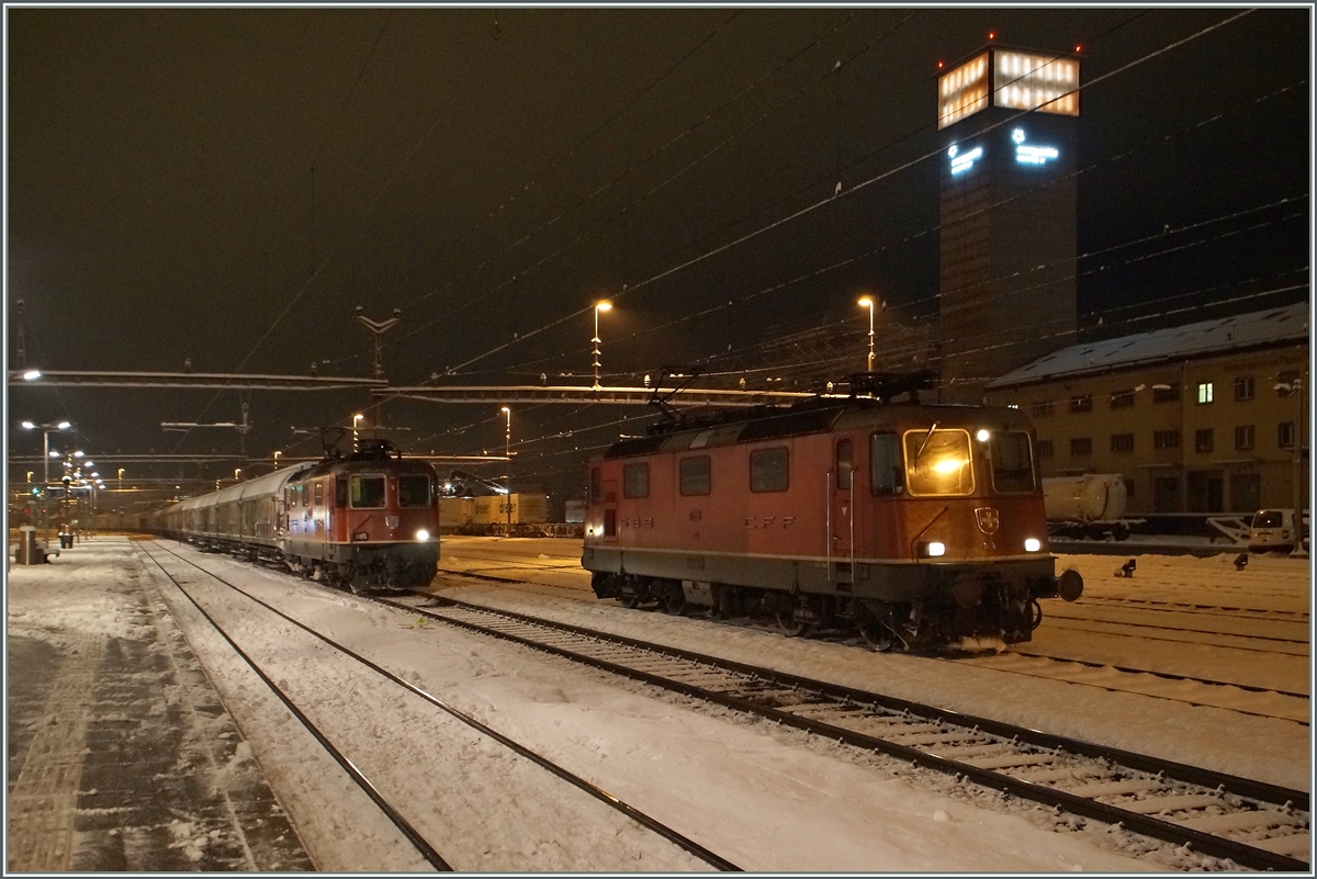Zwei SBB Re 4/4 II warten in Sion auf neuen Aufgaben.
27. Jan. 2015