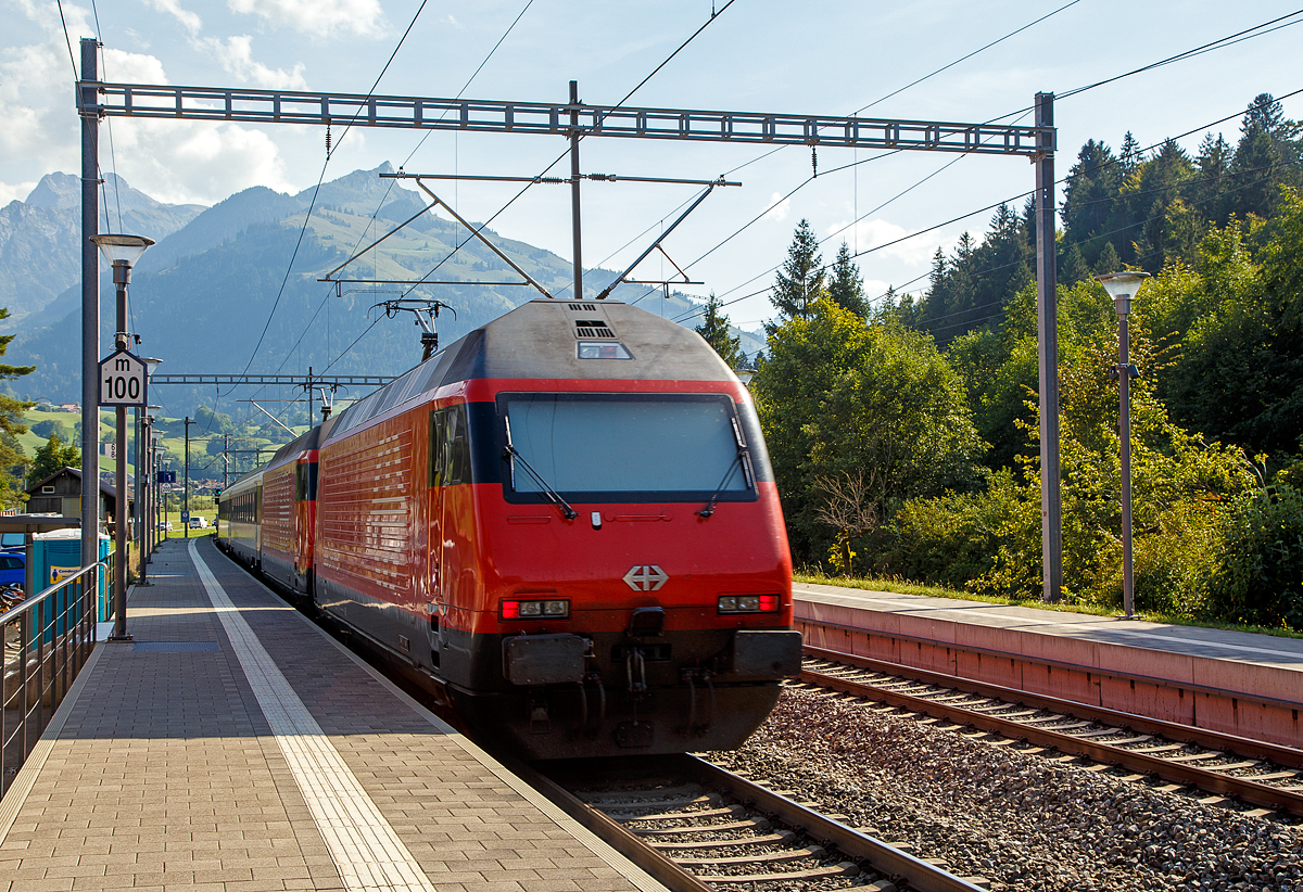Zwei SBB Re 460 schieben einen IC nach Brig Steuerwagen voraus am 08.09.2021 durch den BLS Bahnhof M�lenen.

Diese Z�ge fahren durch den L�tschberg-Basistunnel via Visp nach Brig. Die L�tschberg-Basisstrecke (LBS) zweigt bei Wengi-Ey, kurz hinter Reichenbach im Kandertal, ab und es geht erst in den 2,6 km langen Engstligetunnel (dient der Umfahrung von Frutigen) bevor es gleichdrauf in den 34,6 km langen L�tschberg-Basistunnel geht.
