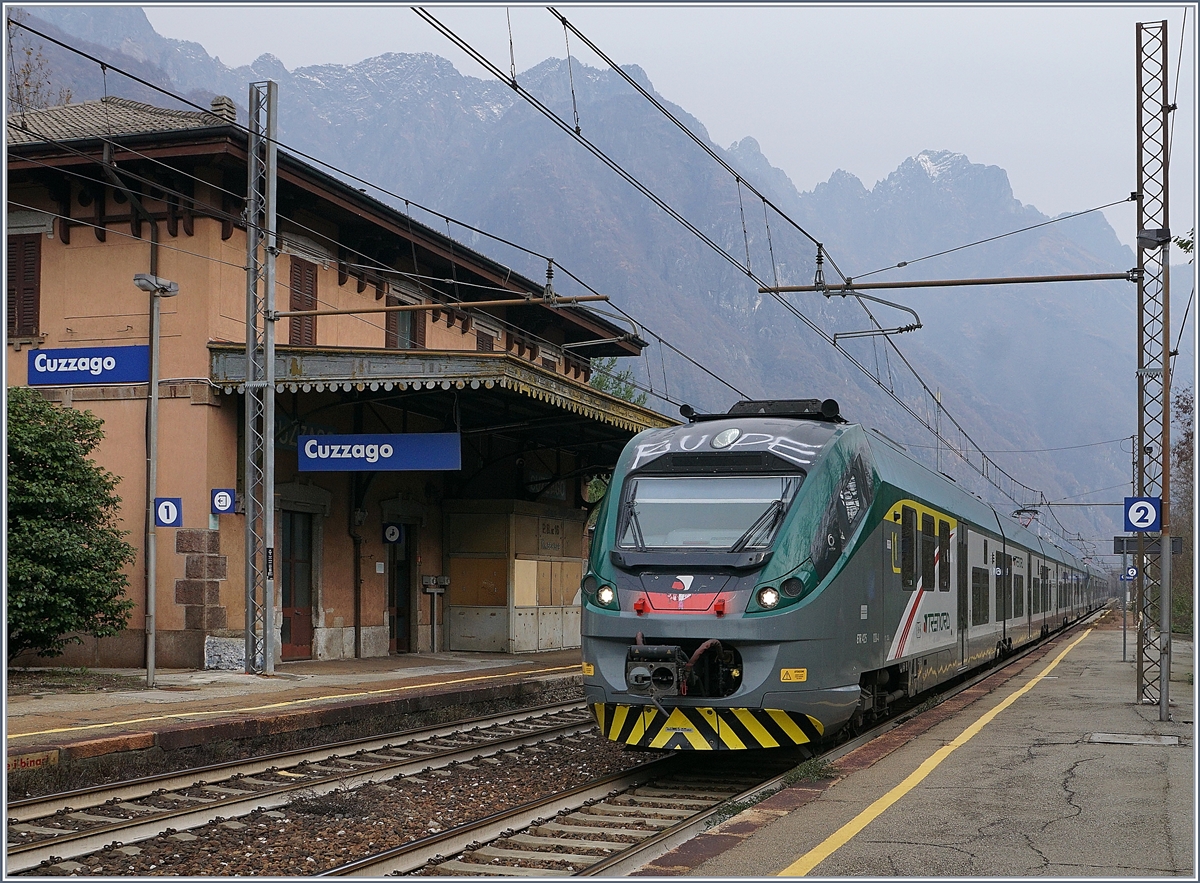 Zwei Trenord ETR 425 erreichen als Trenitalia Regionalzug Cuzzago.
29. Nov. 2018