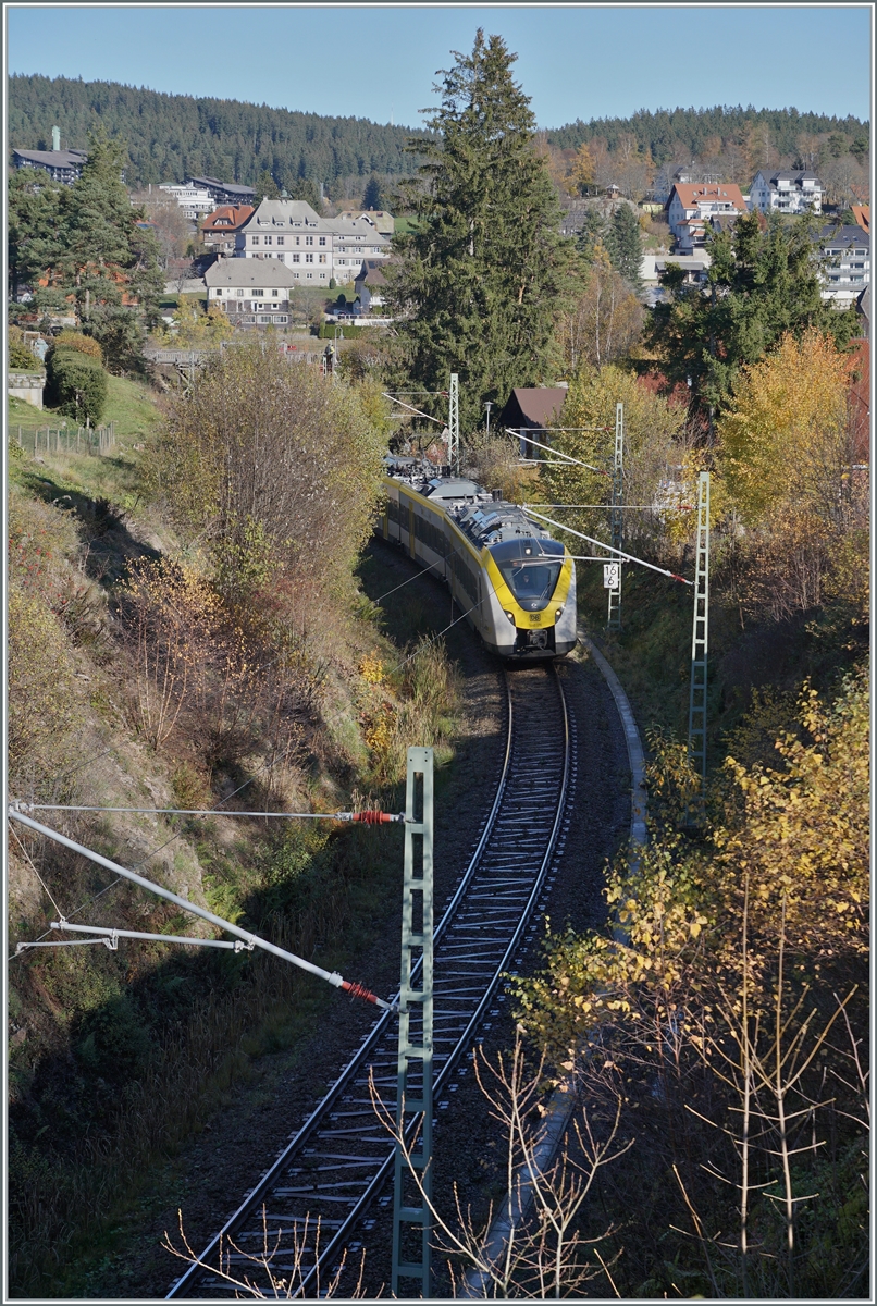 Zwei Triebz�ge der Baureihe 1440 haben Schluchsee verlassen und sind nun auf dem Weg in Richtung Aha, wobei auch hier nur der f�hrende 1440 176 zu sehen ist. 

13. November 2022