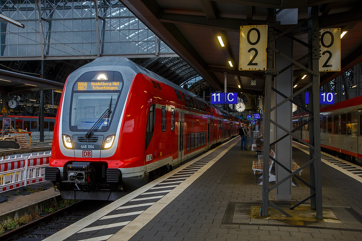 Zwei vierteilige Bombardier TWINDEXX Vario-Einheiten (EH 720 mm) der DB Regio, vorne mit dem Triebwagen 446 004 (91 80 0446 004-7 D-DB), stehen am 10.09.2022 als „Main-Neckar-Bahn“ RB 67 nach Schwetzingen und RB 68 nach Heidelberg im Hbf Frankfurt am Main zur Abfahrt bereit. Die Flügelung der Zugteile erfolgt in Neu-Edingen/Friedrichsfeld.
