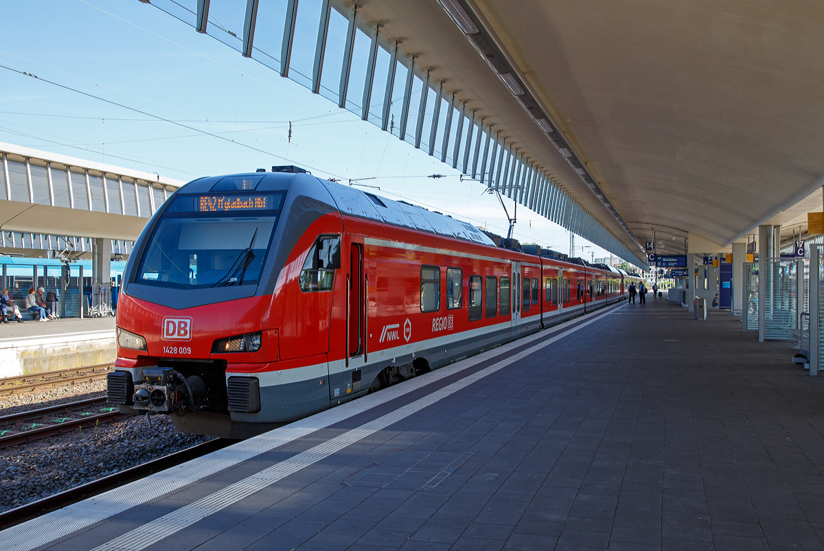 
Zwei vierteilige Stadler FLIRT 3 (vorne 1428 009) der DB Regio AG stehen am 01.06.2017 im Hauptbahnhof Münster (Westf.) zur Abfahrt, als RE 42  Niers-Haard-Express , nach Mönchengladbach Hbf bereit.