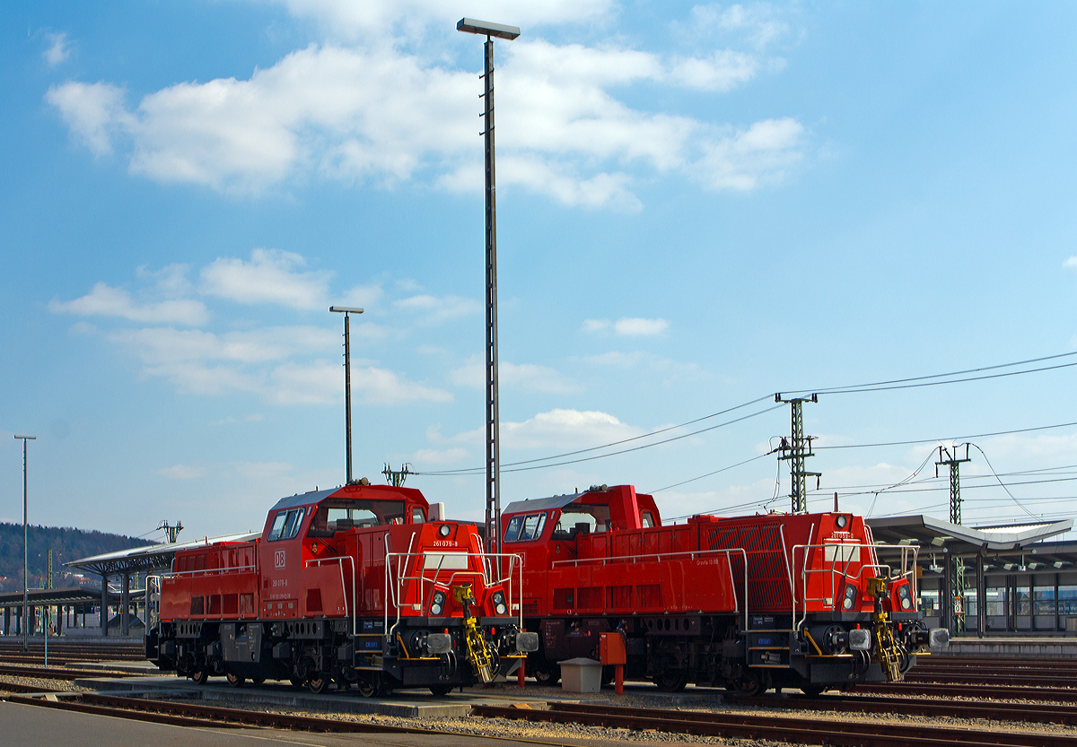 
Zwei Voith Gravita 10 BB der DB Schenker Rail Deutschland AG sind am 07.04.2013 im Bahnhof Montabaur abgestellt, beide sind mit der automatischen Rangierkupplung RK 900 ausgestattet.

Vorne die 261 079-8, sie wurde 2012 unter der Fabriknummer L04-10130 bei Voith in Kiel gebaut und hat die kompl. NVR-Nummer 92 80 1261 079-8 D-DB, sowie die EBA-Nummer  EBA 08K03K 079. 

Dahinter die 261 059-0, sie wurde 2011 unter der Fabriknummer L04-10110 bei Voith in Kiel gebaut und hat die kompl. NVR-Nummer NVR-Nummer: 92 80 1261 059-0 D-DB,  sowie die EBA-Nummer  EBA 08K03K 059.

Technische Daten:
Spurweite: 1.435 mm
Bauart: B'B'-dh
Länge über Puffer: 15.720 mm 
Radsatzstand: 2.400 mm
Drehgestellmittenabstand: 7.060 mm
größte Breite: 3.025 mm
kleinster bef. Gleisbogen: 80 m 
Dienstgewicht: 80t
Kraftstoffvorrat: 3.300 l  
Höchstgeschwindigkeit: 100 km/h Streckengang / 50 km/h Rangiergang 
kleinste Dauergeschwindigkeit: 6 km/h

Baujahr: seit 2008

Motorhauptdaten (Quelle: MTU):
Motorbauart: MTU 8-Zylinder-Diesel-V-Motor 90° mit Common-
Rail-Einspritzsystem, Turbolader und Ladeluftkühlung
Motortyp:   8V 4000 R43 (gilt für alle der DB BR 261, andere 8V 4000 R41)
Nennleistung:  1000 kW / 1341 PS (gedrosselt)
Drehzahl max.:  1800  1/min   
Bohrung/Hub: 170/210 mm
Hubraum: 38,2 l
Kraftstoffverbrauch bei Nennleistung: 248,2 l/h
Abgas-Emission :   EU Nonroad Richtlinie 97/68 EG, Stufe IIIA konform / UIC Kodex 624V, Stufe III 
Länge: 2.000 mm
Breite: 1.565 mm
Höhe: 2.015 mm
Gewicht (trocken): 5.250 kg

Getriebe und Leistungsübertragung:
Hydrodynamisches-Voith-Getriebe vom Typ L 4r4 zseU2
Die Typenbezeichnung bedeutet: L = Lok, 4 = Größe, r = Reversierbarkeit, 4 = vier Wandler, z = verstärkte Ausführung, s = mechanisches Stufengetriebe, e = elektronische Steuerung, U2 = Abtriebsbauart.
Das Vierwandler-Turbowendegetriebe ist über eine hochelastische Kupplung mit der Abtriebsseite des Dieselmotors verbunden, um die Übertragung von Schwingungen zu vermindern. Es ist ein nach dem Erfinder benannte Küsel-Kupplung.
Das Getriebe hat für jede Fahrtrichtung zwei Wandler, also je einen Anfahrwandler und einen Marschwandler, die je nach Betriebssituation gefüllt oder geleert werden.
Eine Zugkraftunterbrechung beim Umschalten von einem Wandler zum anderen erfolgt nicht. Ein Schaltgetriebe zum Wechsel der Fahrtrichtung ist durch diese Funktionsweise nicht vorhanden. Vorteil dieser Lösung ist ein schneller Richtungswechsel ohne mechanischen Schaltvorgang, was gerade bei Rangierlokomotiven mit häufigen Fahrtrichtungswechseln von Nutzen ist. Das Getriebe ist in der Lage, die Lok hydrodynamisch abzubremsen, wobei je nach Fahrtrichtung der Wandler für die Gegenrichtung gefüllt wird.

Die Leistungsübertragung auf die Achsgetriebe erfolgt dann über Gelenkwellen.
