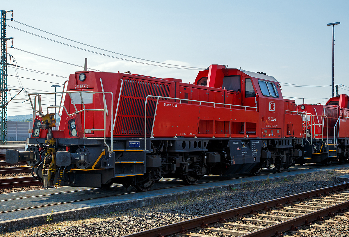 Zwei Voith Gravita 10 BB, die 261 053-3 (92 80 1261 053-3 D-DB) und dahinter die 261 058-2 der DB Schenker Rail abgestellt am 12.09.2015 beim Bahnhof Montabaur.
Die 261 053-3 wurde 2011 von Voith unter der Fabriknummer L04-10104 gebaut.
