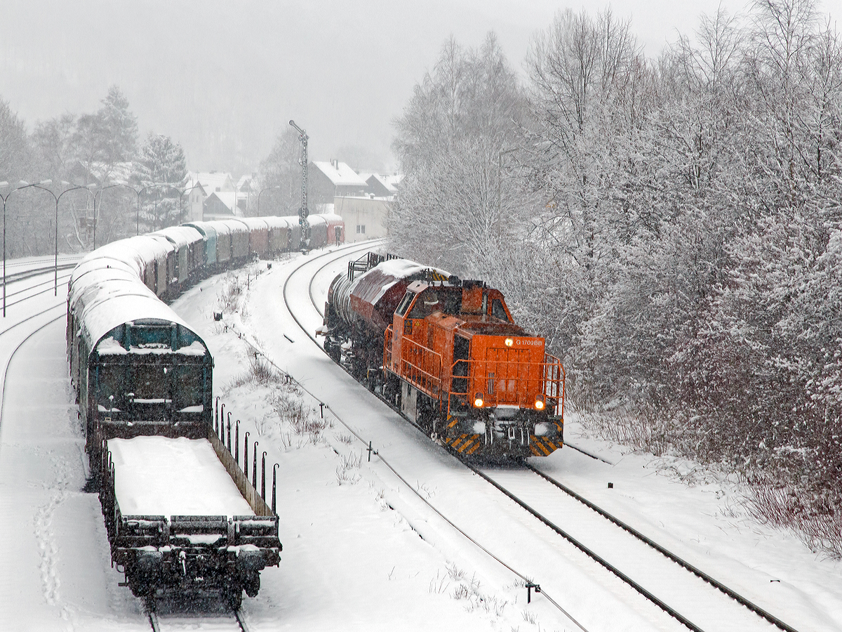 
Zwei Wagons fehlen noch aus Würgendorf....
So kommt die Lok 46 (92 80 1277 807-4 D-KSW) der Kreisbahn Siegen-Wittgenstein (KSW) am 02.02.2015, bei heftigem Schneefall, mit zwei Güterwagen über die Hellertalbahn (KBS 462) aus Richtung Burbach-Würgendorf in Herdorf an. 