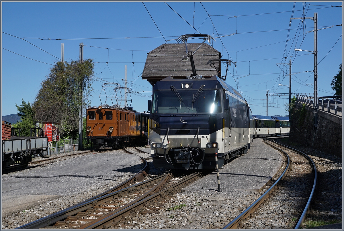 Zwei ziemlich unterschiedliche Ge 4/4 in Chamby: Links die Bernina Bahn Ge 4/4 181 der Blonay-Chamby Bahn und rechts die Ge 4/4 8004 der MOB. (Hinweis zum Fotostandort: das Bild entstand auf dem Strassen-Bahn Übergang bei geöffneten Schranken) 

8. Juni 2019