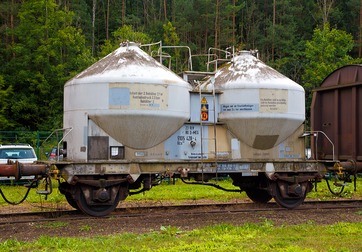 Zweiachsgier Zement Silowagen mit Druckluft-Entleerung der Gattung Ucs 908 (ex Staubbeh�lterwagen Kds 54), ex 23 80 D-MEG 9105 428-4 der Mitteldeutsche Eisenbahn GmbH (ein Tochterunternehmen der DB Cargo AG und der VTG Rail Logistics GmbH) am 09.09.2017 in der SVG Eisenbahn-Erlebniswelt Horb. 

Gebaut wurde der Wagen 1964 von der Waggonfabrik Uerdingen unter der Fabriknummer 21340. 

Bei diesem Fahrzeug handelt es sich um einen Silowagen mit Druckluft-Entleerung f�r den Transport von Staubgut und Granulat, wie z.B. Zement oder Bremssand. Die beiden Silos mit einem Fassungsverm�gen von jeweils 13,5 m3 werden von oben durch einen Klappdeckel bef�llt und mittels Druckluft wieder entladen. Waggons dieses Typs sind bei der DB AG selten geworden, aber teilweise noch bis heute im regul�ren Einsatz. Ab 1954 beschaffte die Deutsche Bundesbahn �ber 1.000 Fahrzeuge dieses Typs. Der Wagen besitzt eine Knorr-Bremse KE-GP und ist einer der Wenigen mit b�hnenbedienbarer Handbremse.

TECHNISCHE DATEN:
Gattung: Ucs 908 (ex Kds 56)
Spurweite: 1.435 mm
L�nge �ber Puffer : 8.540 mm
Achsabstand: 5.000 mm
Wagenh�he: 4.250 mm
H�chstgeschwindigkeit: 100 km/h
zul. Gesamtgewicht: 40,00 t
Eigengewicht: 11.150 kg
Nutzlast: 28,8 t (ab Streckenklasse C)
Kleinster bef. Halbmesser: 35 m
Gesamtvolumen: 27 m� (2x 13,5 m�)
Betriebsdruck: 2,50 bar
Pr�fdruck: 5 bar
Intern. Verwendungsf�higkeit:  RIV
Ladegut: Zement 