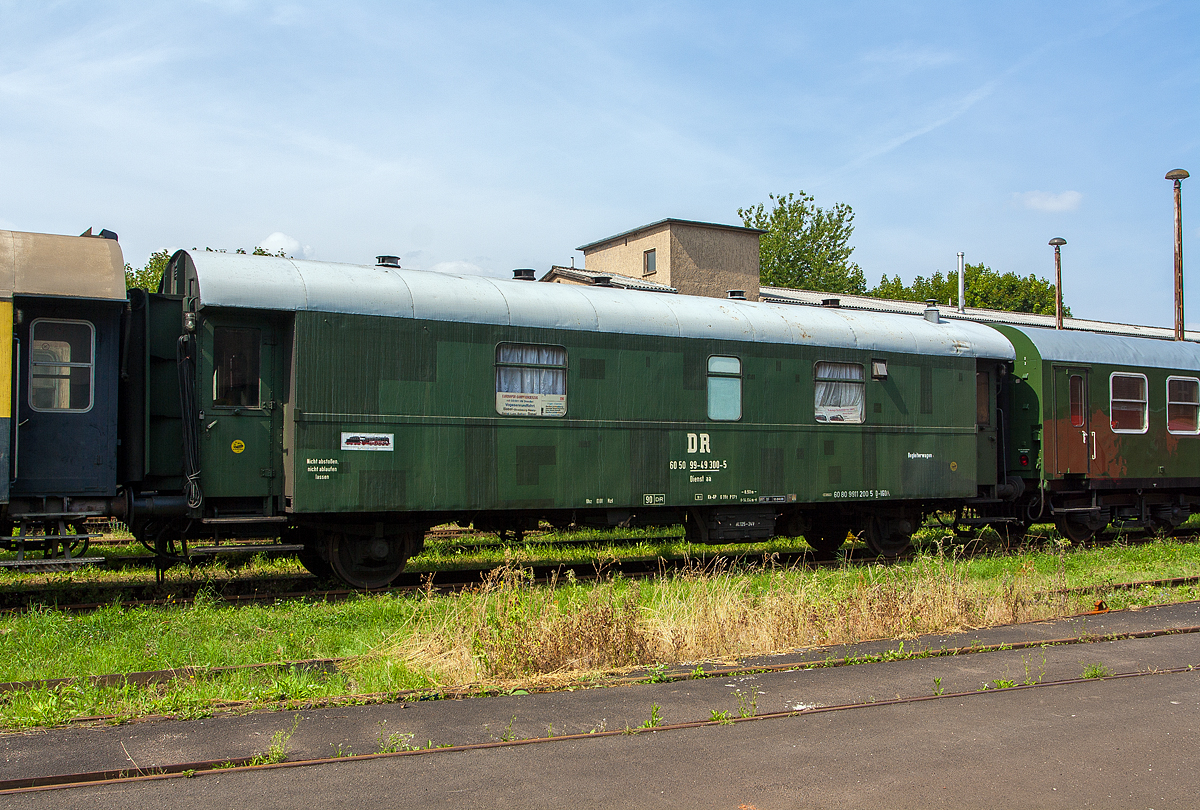 Zweiachsiger Dienst aa – Begleitwagen (60 80 9911 200-5 D-IGDA) von dem Verkehrsmuseum Dresden, ex DR Bi-29 Wohn-/Schlafwagen DR 60 50 99-49 300-5, ursprünglich 2. Klasse Personenwagen (Donnerbüchse) DR 27 974 Stettin, am 24.08.2013 im Dampflokwerk Meiningen.

Ursprünglich Sitzwagen 2. Klasse der Deutschen Reichsbahn, Baujahr 1929 gebaut und als DR 27 974 Stettin geliefert. 
Weitere ehemalige Nummerierungen waren:
Ab 1930 - DR 36 573 Stettin
Verbleib in der Sowjetischen Besatzungszone in Deutschland nach 1945
Ab1952 - DR 342-405
Ab 1966 - DR 50 50 24-26 496
In den 1970er-Jahren umbau zum Wohn-/Schlafwagen DR 60 50 99-15 300 Dienst aa und ab 1988 DR 60 50 99-49 300-5 Dienst aa 
Später kam er zum Verkehrsmuseum Dresden (Interessengemeinschaft Bw Dresden Altstadt e.V.) und erhielt die UIC-Nummer 60 80 9911 200-5 D-IGDA. Hier dient er als Begleitwagen.

TECHNISCHE DATEN:
Gattung: Cid-21a
Spurweite: 1.435 mm (Normalspur)
Länge über Puffer: 14.040 mm
Achsabstand: 8.500 mm
Laufraddurchmesser: 1.000 mm
Gesamtgewicht: 13 t
Bremse: KK-GP