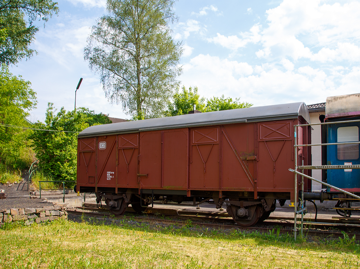 Zweiachsiger gedeckter G�terwagen 01 RIV Europ 80 DB 133 3 705-3 der Gattung Gs 213 am 28.05.2016 im Eisenbahnmuseum Dieringhausen.

TECHNISCHE DATEN:
Spurweite: 1.435mm
Achsanzahl: 2
L�nge �ber Puffer:  11.080 mm
Radsatzstand:  5.700 mm
Ladel�nge:  9.280 mm
Ladebreite:  2.710 mm
Ladefl�che:  25,2 m�
Laderaum:  64,0 m�
T�r�ffnung (B � H):  2.000 � 2.000 mm
H�chstgeschwindigkeit: 100 km/h
Kleinster bef. Gleisbogenradius:  35  m
Bauart der Bremse:  KE-GP
Austauschverfahren:  01
Intern. Verwendungsf�higkeit:  RIV-EUROP

Die Wurzeln der EUROP-G�terwagen-Gemeinschaft gehen bis in das Jahr 1951 zur�ck. Damals schlossen die Deutsche Bundesbahn (DB) und die Franz�sische Staatsbahnen (SNCF) auf Grundlage des RIV (�bereinkommen �ber die gegenseitige Benutzung der G�terwagen im internationalen Verkehr (Regolamento Internationale Veicoli)) ein Abkommen, wonach ein Teil ihrer G�terwagen gemeinsam genutzt werden konnten. 1953 f�hrte dieses erfolgreiche Abkommen zur Gr�ndung der Europ�ischen G�terwagengemeinschaft, der die CFL, DB, DSB, FS, NS, �BB, SAAR, SBB, SNCB und SNCF angeh�rten. Jede Bahngesellschaft brachte eine bestimmte Anzahl offener und gedeckter G�terwagen ein, die innerhalb der Gemeinschaft freiz�gig verwendet werden konnten. Alle dem EUROP-Fahrzeugpool angeh�renden Fahrzeuge erhielten auf der Seitenwand zus�tzlich zur Landeskennung den Schriftzug  EUROP , zun�chst zusammen mit der Eigentumsangabe, Wagennummer und Gattungsbezeichnung in einem rechteckigen Rahmen, mit Einf�hrung der 12-stelligen Wagennummer zum 1.1.1964 separat stehend.  