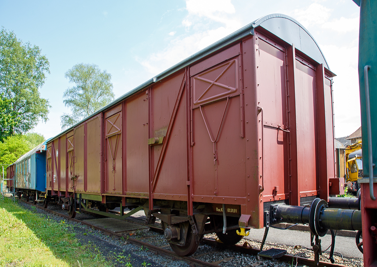 Zweiachsiger gedeckter G�terwagen G1 RV Europ 80 DB 150 3 059-C der Gattung Gbs 254 am 28.05.2016 im Eisenbahnmuseum Dieringhausen.

TECHNISCHE DATEN:
Spurweite: 1.435mm
Achsanzahl: 2
L�nge �ber Puffer:  14.020 mm
Radsatzstand:  8.000 mm
Ladel�nge:  12.700 mm
Ladebreite:  2.600 mm
Ladefl�che:  33,0 m�
Laderaum:  86,0 m�
T�r�ffnung (B � H):  2.500 � 2.150 mm
H�chstgeschwindigkeit: 100 km/h
Kleinster bef. Gleisbogenradius:  35  m
Bauart der Bremse:  KE-GP
Austauschverfahren:  01
Intern. Verwendungsf�higkeit:  RIV-EUROP