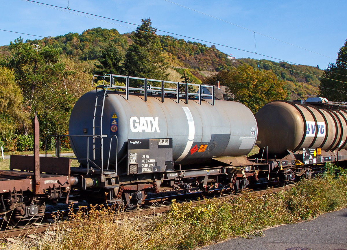 Zweiachsiger Kesselwagen 23 80 7460 619-1 D-GATXD der Gattung Zs (Ladegut laut Gafahrguttafel: Ethanol) am 29.09.2018 bei einer Zugdurchfahrt in Leutesdorf (Rhein).Herdorf.

TECHNISCHE DATEN (gem. Anschriften) :
Spurweite: 1.435 mm
Achsanzahl: 2
L�nge �ber Puffer: 10.240 mm
Achsabstand: 6.000 mm
Eigengewicht: 13.150 kg
Tankinhalt: 35.200 l 
Max. Ladegewicht: 26,8 t (ab Streckenklasse C)
Zul. Radsatzlast: 20,0 t
H�chstgeschwindigkeit: 100 km/h
Verwendungsf�higkeit: RIV

Tankcode:  L4BH
L= Tank f�r Stoffe in fl�ssigem Zustand (fl�ssige Stoffe oder feste Stoffe, die in geschmolzenem Zustand zur Bef�rderung aufgegeben werden)
4= zutreffender Mindestpr�fdruck in bar
B = Tank mit Boden�ffnungen mit 3 Verschl�ssen f�r das Bef�llen oder Entleeren 
H = luftdicht verschlossener Tank
Betriebsdruck: 3,0 bar