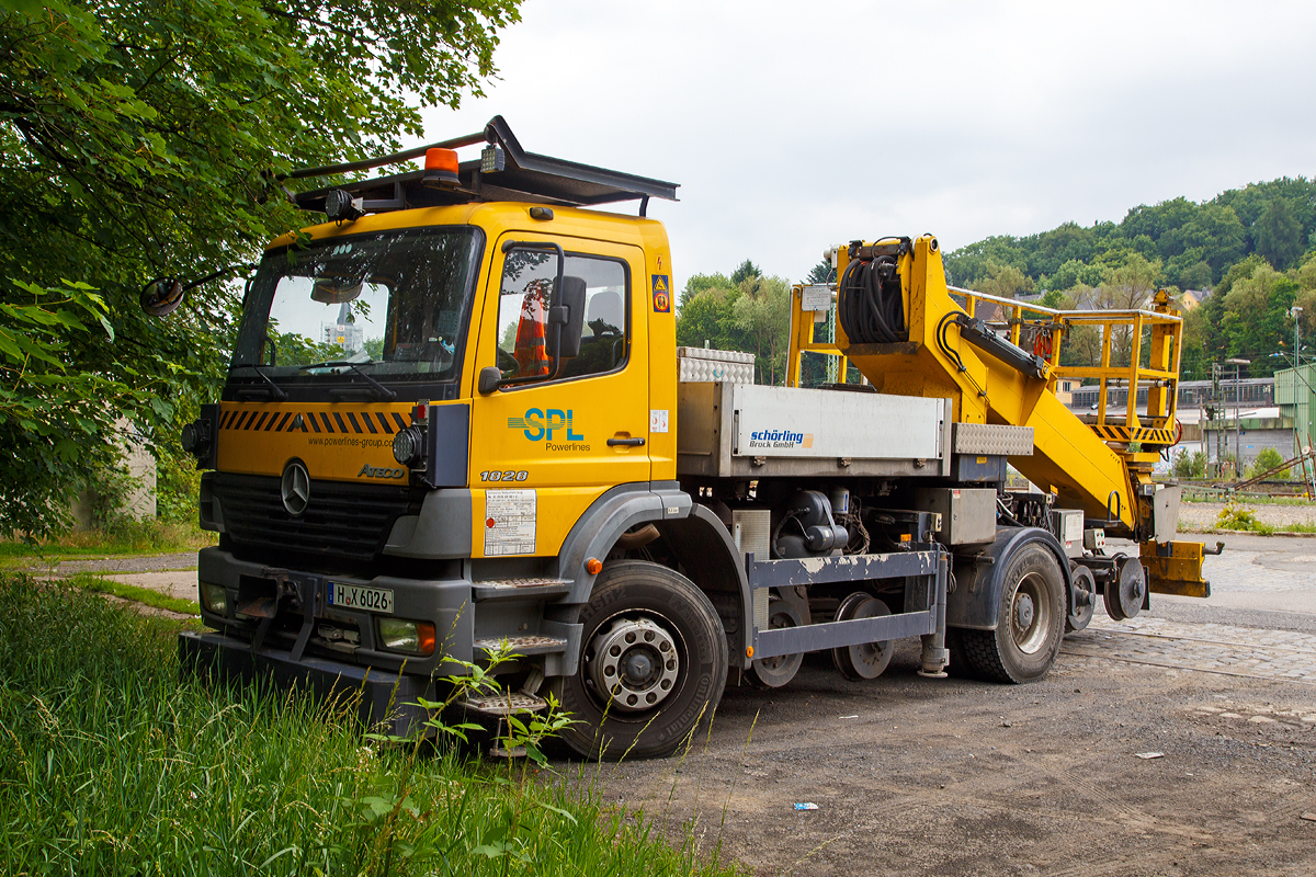 
Zweiwege- Oberleitungsmontagefahrzeug (ZW-OMF-3T-L DC 1828/39 mit Hubarbeitsbühne), Schweres Nebenfahrzeug Nr. 97 59 03 501 60-2, EBA 03H05 A 002 (Kfz-Kennzeichen H-X 6026) der SPL Powerlines Germany GmbH abgestellt am 17.06.2017 in Betzdorf/Sieg.

Das Basisfahrzeug ein Mercedes-Benz Atego 1828 (Daimler Chrysler) wurde im Okt. 2002 zum Oberleitungsmontagefahrzeug von Schörling-Brock unter der Fabriknummer 02-11-0104, zum Schörling-Brock Typ OMF-3T-SFE, umgebaut.  Das Fahrzeuge hat einen Mercedes-Benz Reihen-6-Zylinder-Dieselmotor vom Typ OM 906 LA, Hubraum 6.374 cm3, Bohrung ø102 mm × 130 mm Hub, Leistung 205 kW (279 PS) bei 2.200 U/min (Euro III).

Das Fahrzeug hat zwei absenkbare Drehgestelle mit 8 einzeln hydraulisch (durch Innenverzahnung und Hydromotoren) angetriebenen Rädern, Raddurchmesser 570 mm. 

TECHNISCHE DATEN (Schiene):
Spurweite: 1.435 mm 
Eigengewicht: 17,0 t
Nutzlast: 1 t
Anhängelast: 8  t
Bremse: Direkte hydraulische Bremse
Zur Mitfahrt zugel. Personenzahl: 1 (und Fahrer)
Höchstgeschwindigkeit (Hg): 25 km/h 
Höchstgeschwindigkeit (Straße): 80 km/h
