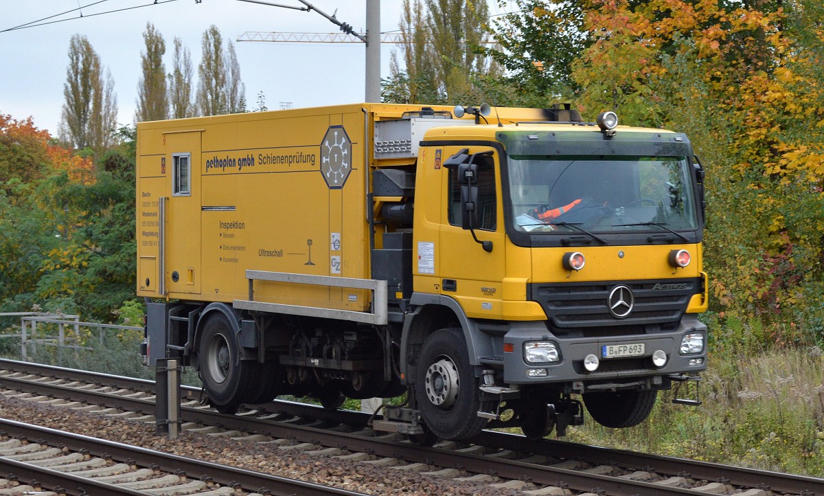 Zweiwege Ultraschall-Gleismessfahrzeug (MB ACTROS 1832) der Fa. Pethoplan GmbH aus Berlin in eiliger fahrt Richtung Berlin-Blankenburg am 14.10.14 Berlin-Pankow.