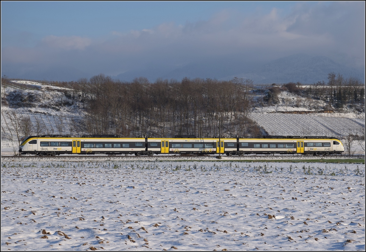 Zwischen Belchensystem und Blauendreieck. 

Ein Mireo 463 als Solofahrer auf dem Weg nach Freiburg. Buggingen, Februar 2021.