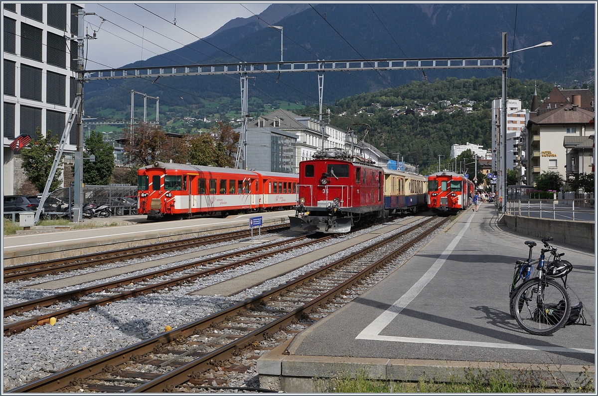 Zwischen den MGB Zügen nach Visp und Fiesch, bildet die historische HGe 4/4 36 mit ihrem Glacier Pullman Express von St. Moritz nach Zermatt einen herrlichen Kontrast.

Brig, den 31. August 2019