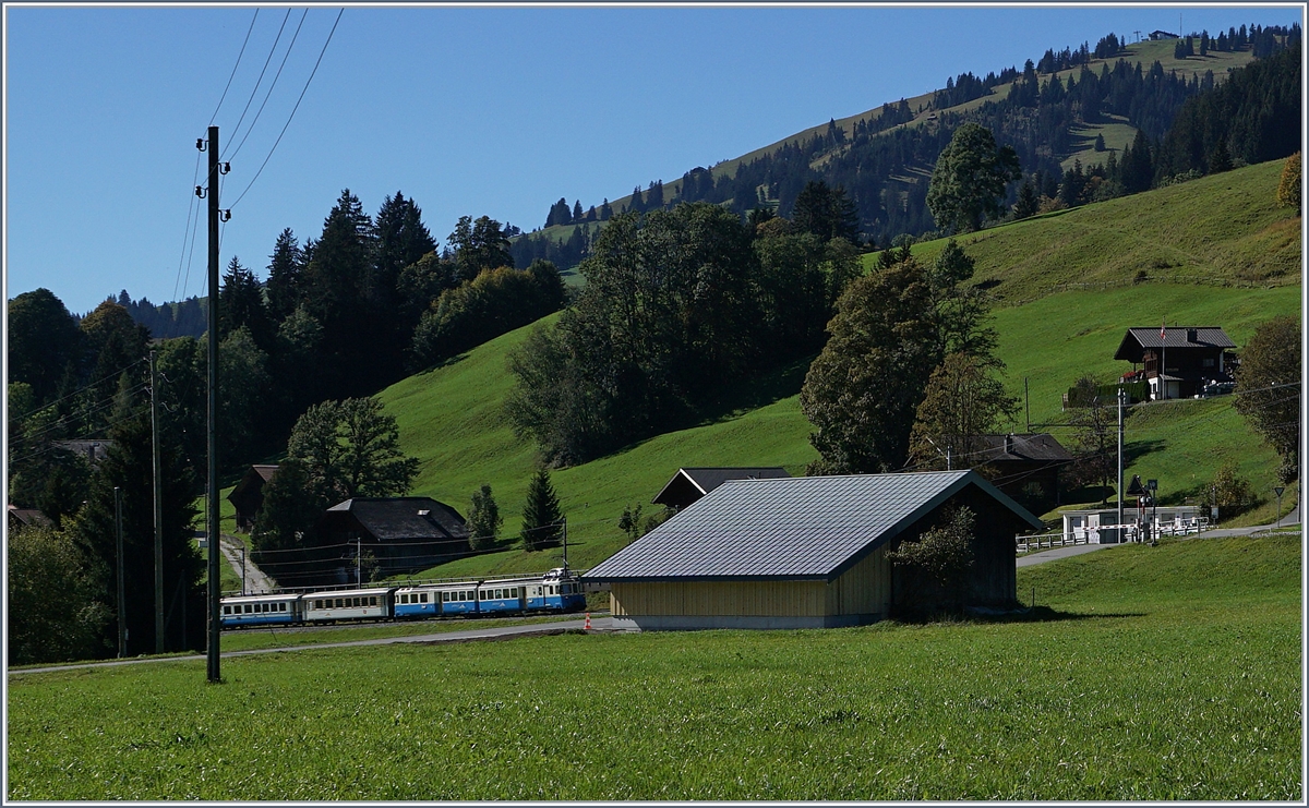 Zwischen Schönried und Saanenmöser ist dieser von Montreux nach Zweisimmen fahrende Regionalzug mit dem ABDe 8/8 4002 VAUD an der Spitze unterwegs.

30. Sept. 2016