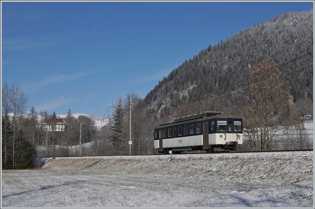 Zwischen Stöckli und Blankenburg ist der MOB Be 4/4 1007 (ex Bipperlisi) auf dem Weg von der Lenk nach Zweisimmen.

3. Dezember 2020