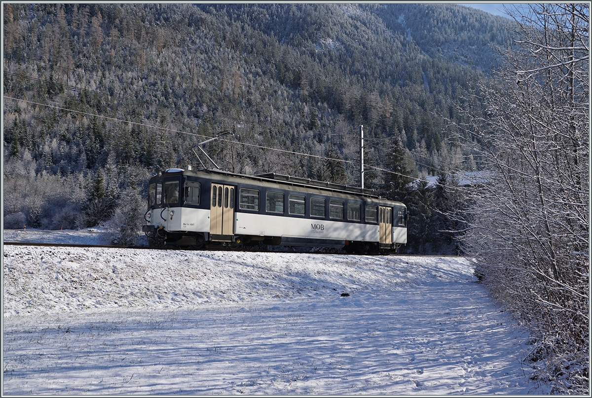 Zwischen Stöckli und Blankenburg ist der MOB Be 4/4 1007 (ex Bipperlisi) auf dem Weg von der Lenk nach Zweisimmen.

3. Dezember 2020