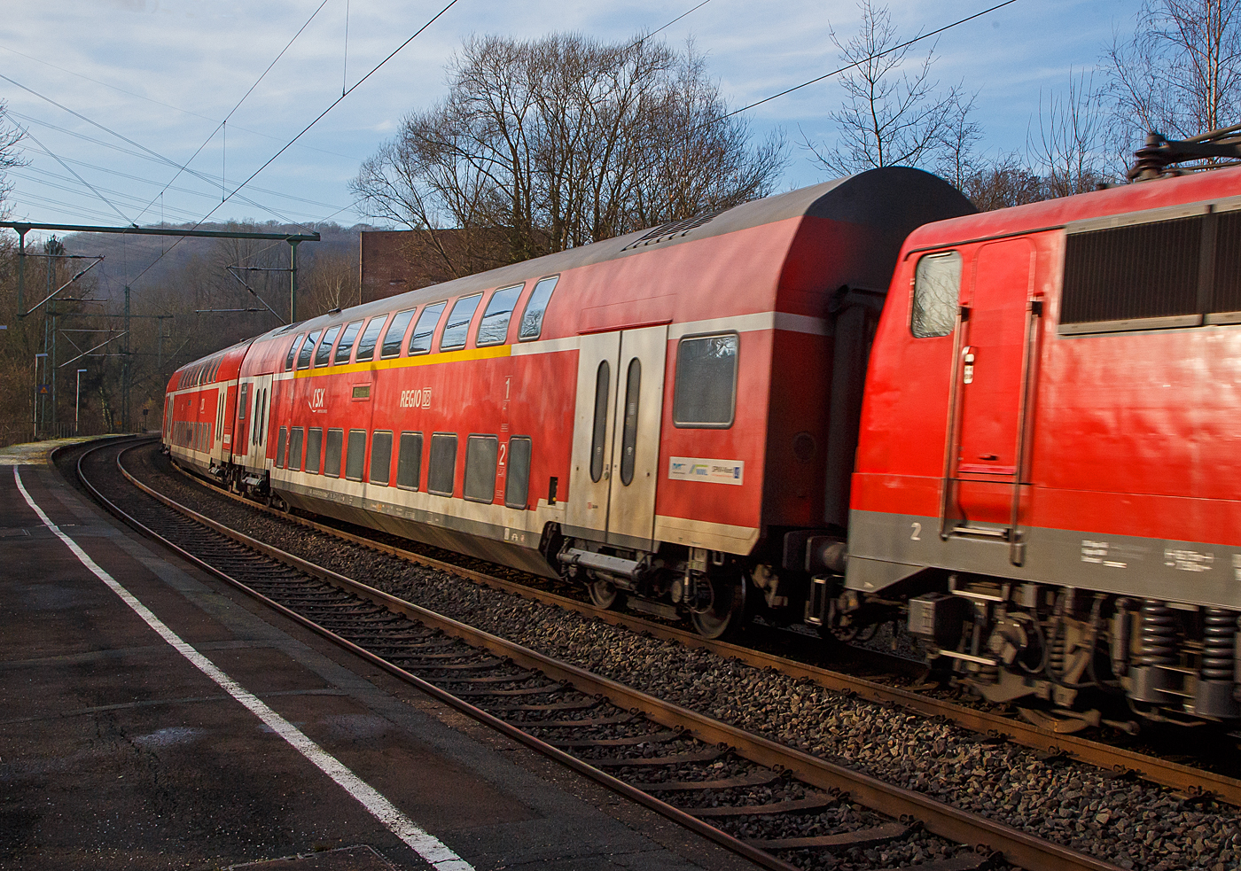 1./2. Klasse klimatisierter Doppelstock-Reisezugwagen (Hocheinstiegs-Dosto) D-DB 50 80 36-75 039-8 der Gattung DABpza 758.6, vom rsx - Rhein-Sieg-Express der DB Regio NRW, am 18.01.2023 im Zugverband vom RE 9 bei einer Zugdurchfahrt im Bahnhof Scheuerfeld (Sieg).

Der Wagen wurde 1999 von der Deutsche Waggonbau AG (DWA) in G�rlitz gebaut.

TECHNISCHE DATEN: 
Gattung/Bauart: DABpza 758.6
Spurweite: 1.435 mm
Anzahl der Achsen: 4
L�nge �ber Puffer: 26.800 mm
Wagenkastenl�nge: 26 400 mm
Wagenkastenbreite: 2.784 mm
H�he �ber Schienenoberkante: 4.631 mm
Drehzapfenabstand: 20.000 mm
Achsstand im Drehgestell: 2 500 mm
Drehgestellbauart:  G�rlitz VIII
Leergewicht:  48 t
H�chstgeschwindigkeit: 160 km/h 
Sitzpl�tze: 35 in der 1. Klasse / 73 in der 2. Klasse
Toiletten: 1, geschlossenes System
Einstieg: Hoch
Bremse: KE-R-A-Mg (D)
Bemerkung : eingeschr�nkt dieselloktauglich