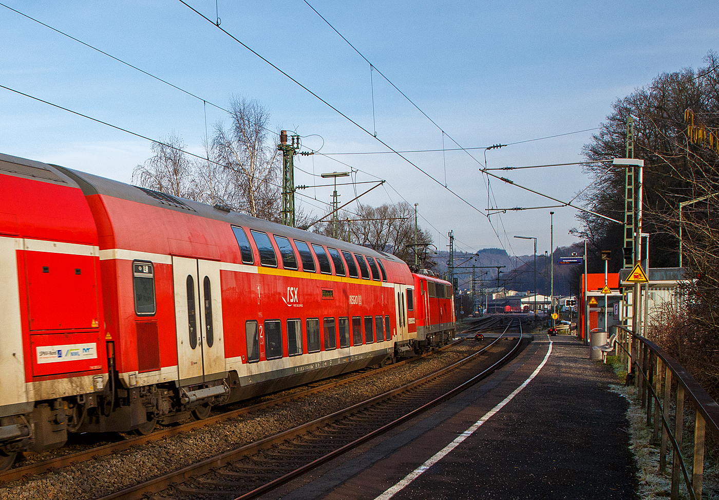 1./2. Klasse klimatisierter Doppelstock-Reisezugwagen (Hocheinstiegs-Dosto) D-DB 50 80 36-75 039-8 der Gattung DABpza 758.6, vom rsx - Rhein-Sieg-Express der DB Regio NRW, am 18.01.2023 im Zugverband vom RE 9 bei einer Zugdurchfahrt im Bahnhof Scheuerfeld (Sieg).

Der Wagen wurde 1999 von der Deutsche Waggonbau AG (DWA) in G�rlitz gebaut.

TECHNISCHE DATEN: 
Gattung/Bauart: DABpza 758.6
Spurweite: 1.435 mm
Anzahl der Achsen: 4
L�nge �ber Puffer: 26.800 mm
Wagenkastenl�nge: 26 400 mm
Wagenkastenbreite: 2.784 mm
H�he �ber Schienenoberkante: 4.631 mm
Drehzapfenabstand: 20.000 mm
Achsstand im Drehgestell: 2 500 mm
Drehgestellbauart:  G�rlitz VIII
Leergewicht:  48 t
H�chstgeschwindigkeit: 160 km/h 
Sitzpl�tze: 35 in der 1. Klasse / 73 in der 2. Klasse
Toiletten: 1, geschlossenes System
Einstieg: Hoch
Bremse: KE-R-A-Mg (D)
Bemerkung : eingeschr�nkt dieselloktauglich