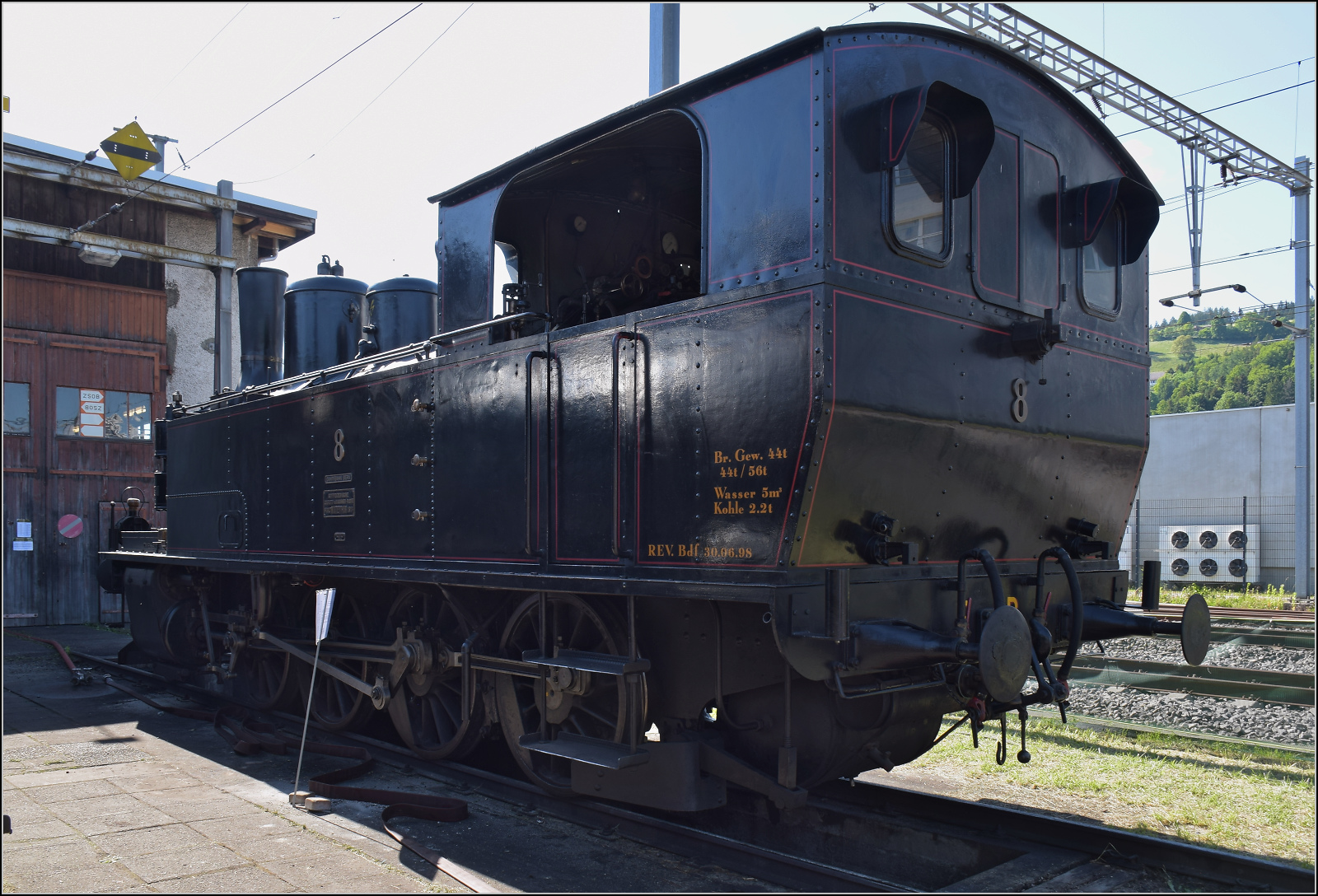 150 Jahre Emmentalbahn. 

Die grosse Dampflok der Emmentalbahn, Ed 4/5 8 war ein Nachzügler ihrer Bauart von 1899 und wurde erst 1914 geliefert, dafür gleich als Heissdampflok. Sie kam noch bei den Elektrifizierungsarbeiten der Emmentalbahn zum Einsatz und wurde anschließend bis 1965 als Reserve gepflegt. 1972 kam sie zur Dampfbahn Bern, wo sie leider seit 2007 nicht mehr in Betrieb ist. Konolfingen, Mai 2025.