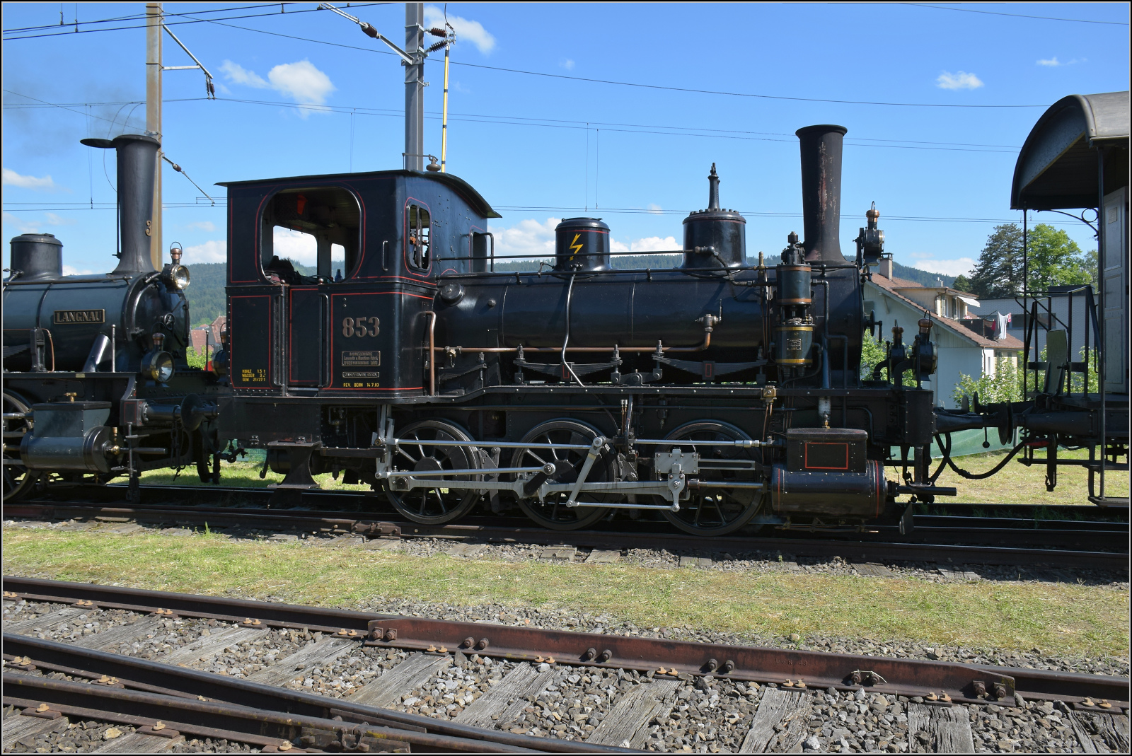 150 Jahre Emmentalbahn. 

Dieser C-Kuppler wurde f�r die JBL gebaut, dieses Exemplar jedoch nicht mehr als 203 an die JBL sondern direkt als 853 an die JS ausgeliefert. Bei den Fahrten der 'Langnau' war die Lok als Blindenhund und Bremsenbedienerin mit dabei. Konolfingen, Mai 2025.
