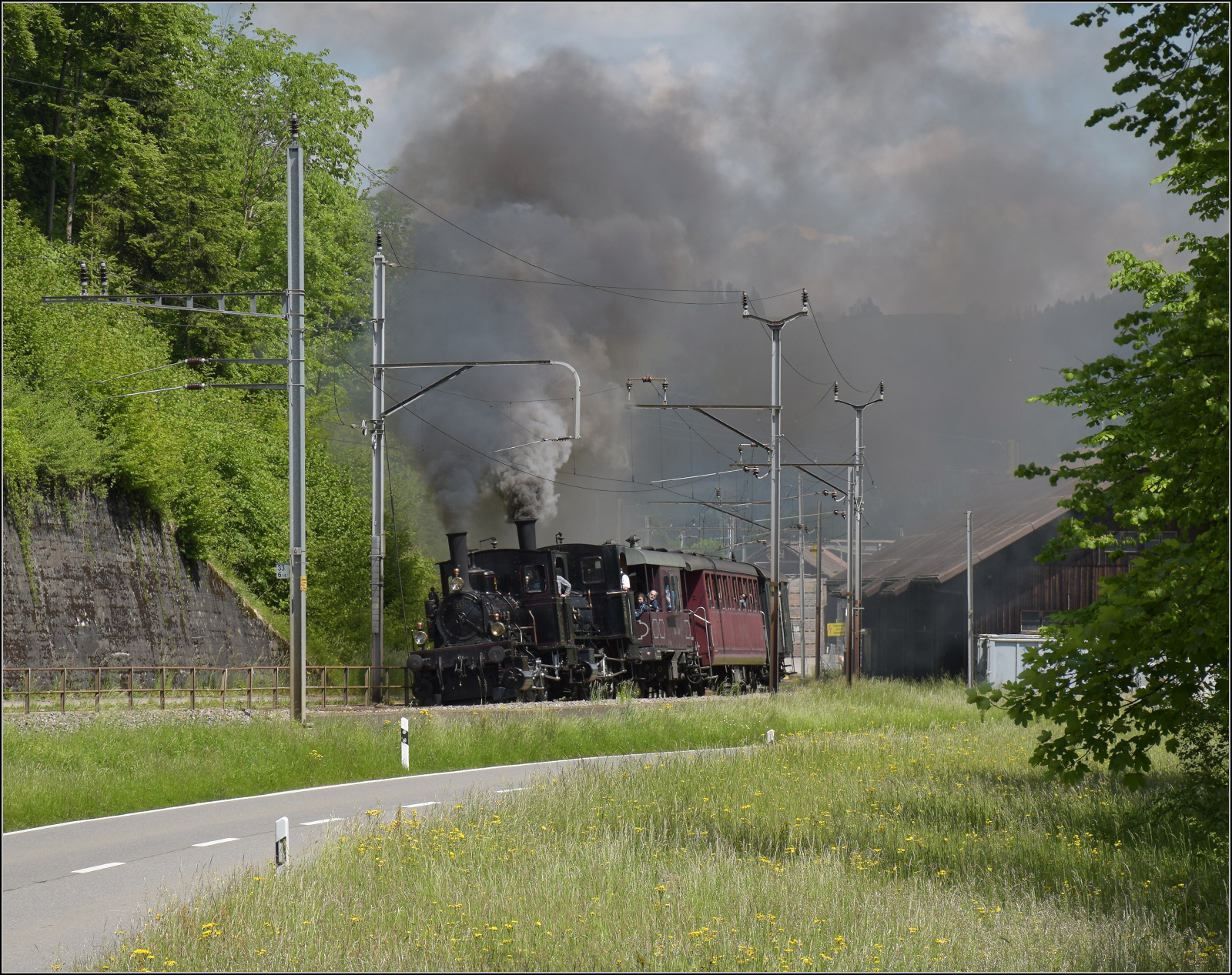 150 Jahre Emmentalbahn. 

Fotogene Vorbeifahrt von E 3/3 853 der Jura-Simplon und Ed 3/3 3 'Langnau' der Emmentalbahn mit ihrem Sonderzug auf der Bern-Luzern-Bahn. Emmenmatt, Mai 2025.