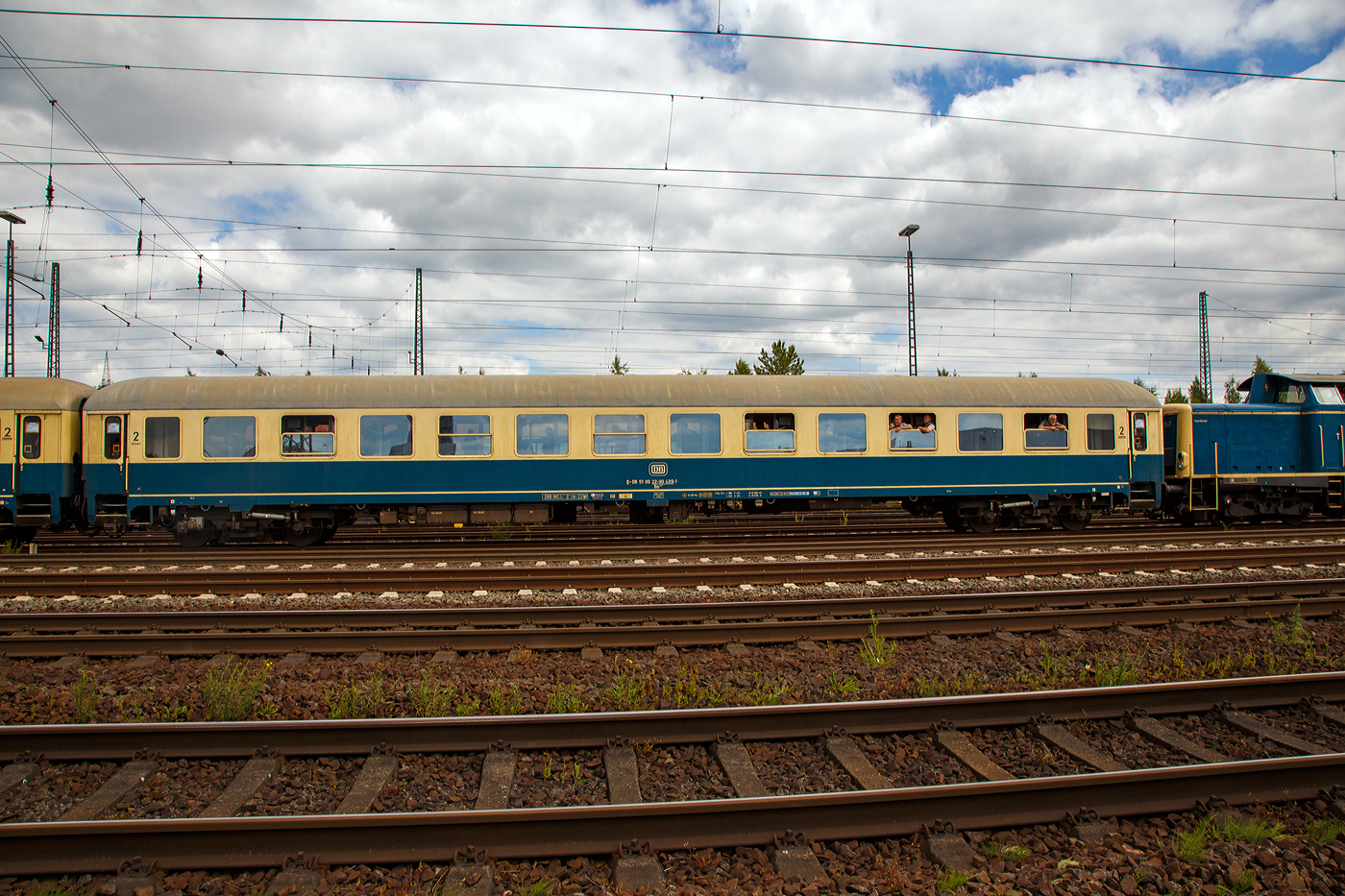 2. Klasse Intercity-Abteilwagen (UIC-X-Wagen) in ozeanblau-beige, D-DB 51 80 22-90 489-1, der Gattung/Bauart Bm235.0, am 18.06.2017 im Zugverband in Koblenz-Lützel.

TECHNISCHE DATEN:
Spurweite: 1.435 mm
Länge über Puffer:  26.400 mm
Wagenkastenlänge:  26.100 mm
Wagenkastenbreite:  2.825 mm
Höhe über Schienenoberkante:  4.050 mm
Drehzapfenabstand:  19.000 mm
Achsstand im Drehgestell:  2.500 mm
Drehgestellbauart:  Minden-Deutz 366
Leergewicht:  39 t
Höchstgeschwindigkeit: 200 km/h
Sitzplätze (zweiter Klasse):  72
Abteile:  12 Abteile 2. Klasse
Toiletten:  2
Bremsbauart:  KE-GPR-Mg 
Bremsgewichte: P 47 t, G 36 t
