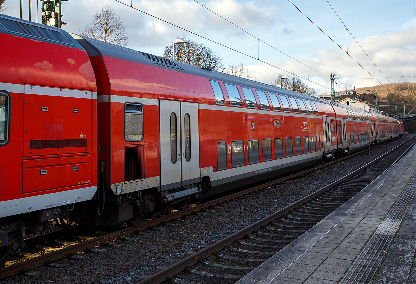 2. Klasse klimatisierter Doppelstock-Reisezugwagen (Hocheinstiegs-Dosto) D-DB 50 80 26-75 051-5 der Gattung DBpza 753.5, vom rsx - Rhein-Sieg-Express der DB Regio NRW, am 17.01.2023 im Zugverband vom RE 9 im Bahnhof Kirchen (Sieg). 

Der Wagen wurde 1999 von der Deutsche Waggonbau AG (DWA) in G�rlitz gebaut.

TECHNISCHE DATEN: 
Gattung/Bauart: DBpza 753.5,
Spurweite: 1.435 mm
Anzahl der Achsen: 4
L�nge �ber Puffer: 26.800 mm
Wagenkastenl�nge: 26 400 mm
Wagenkastenbreite: 2.784 mm
H�he �ber Schienenoberkante: 4.631 mm
Drehzapfenabstand: 20.000 mm
Achsstand im Drehgestell: 2 500 mm
Drehgestellbauart:  G�rlitz VIII
Leergewicht:  49 t
H�chstgeschwindigkeit: 160 km/h 
Sitzpl�tze: 139in der 2. Klasse
Toiletten: 1, geschlossenes System
Einstieg: Hoch
Bremse: KE-R-A-Mg (D)
Bemerkung : 1 Mehrzweckabteil; eingeschr�nkt dieselloktauglich