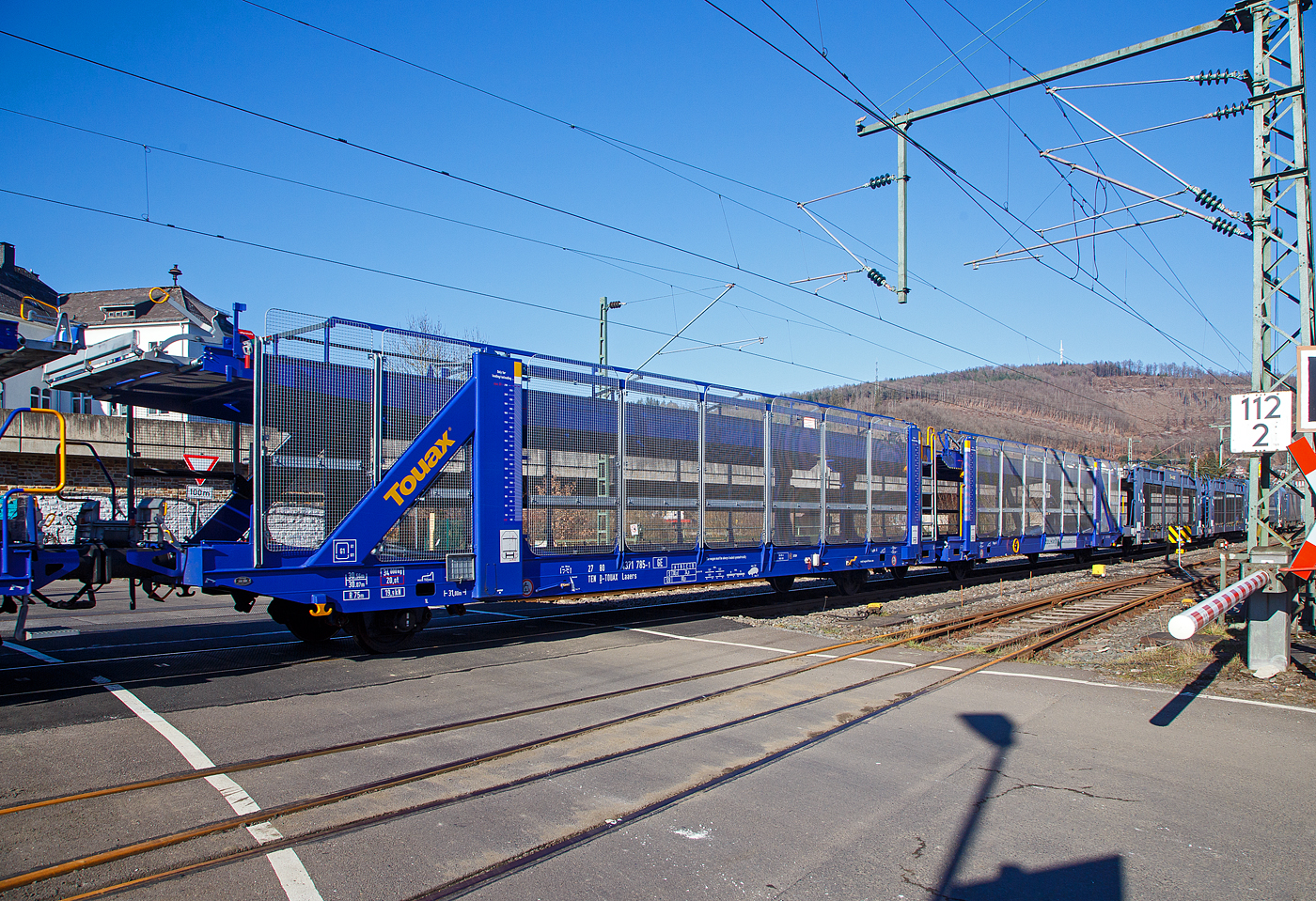 2 x 2 achsiger leerer offener Doppelstock-Autotransportwagen (Wageneinheit) 27 80 4371 785-1 D-TOUAX, der Gattung Laaers, der irländischen Vermietungsfirma TOUAX Rail Limited, am 14.02.2023 im Zugverband bei einer Zugdurchfahrt in Niederschelde (Sieg).

Die TOUAX Type-Bezeichnung ist Laaers GREENBRIER, Greenbrier Europe ist auch der Hersteller von der Wageneinheit, aus dem Werk Astra Rail Industries S.A. Die Wageneinheit hat ein „Spindel-Lifting-System“ für die obere Ladeebene.

TECHNISCHE DATEN (laut Anschriften):
Gattungskennzahl: 4371
Spurweite: 1.435 mm
Anzahl der Achsen: 4 (2 x 2)
Länge über Puffer : 31.000 mm
Achsabstände: 10.000 mm / 5.200 mm / 10.000 mm
Laufraddurchmesser : 760 mm (neu)
Ladelänge : 30.070 mm (unten) / 30.560 mm (oben)
Höchstgeschwindigkeit: 100 km/h (beladen) / 120 km/h (leer)
Eigengewicht: 34.000 kg
Nutzlast: 30,0 t bei Streckenklasse A, 34,0 t ab Streckenklasse B (max. 17 t pro Ebene)
Kleinster befahrbarer Gleisbogenhalbmesser: R 75 m
Bremse: KE-GP-A (K)
Bremssohle: J816M
Handbremse: Ja
Verwendungsfähigkeit: TEN-GE
