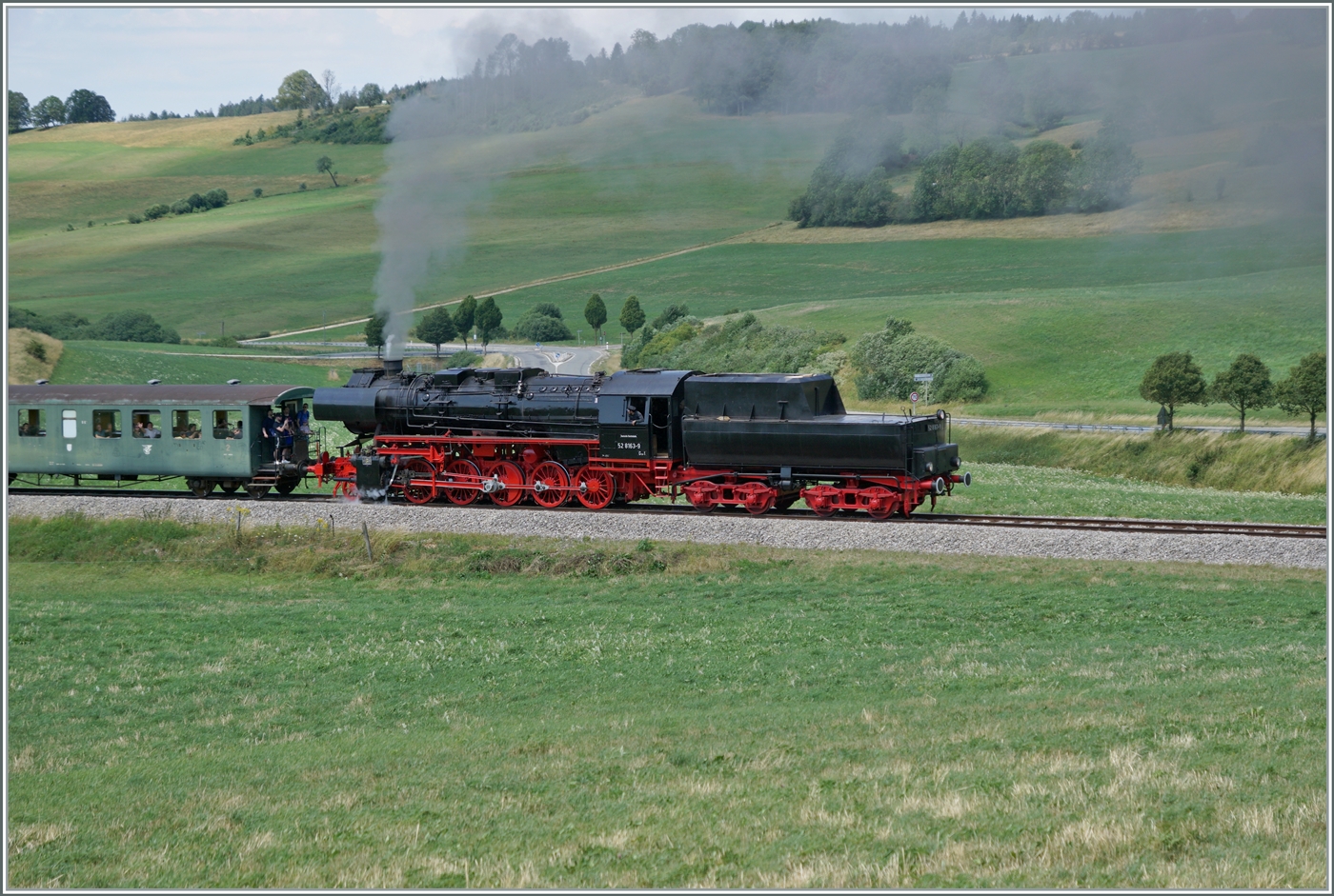 30 ANS CONI'FER /30 Jahre Coni'Fer - Kurz vor Le Touillon ist die Coni'Fer 52 8163-9 mit dem 12 Uhr Zug auf der Fahrt von Les Hôpitaux Neufs nach Fontaine Ronde. 
Bis zur Eröffnung des Mont d'Or Tunnel von Vallorbe (CH) nach Longevilles (F) und in der Folge der Strecke bis Frasne im Jahre 1915 verlief der internationale Verkehr über die nun von der Coni'Fer wierder z.Z instant gestellten Strecke Vallorbe - Pontarlier -(Frasne). 

15. Juli 2012