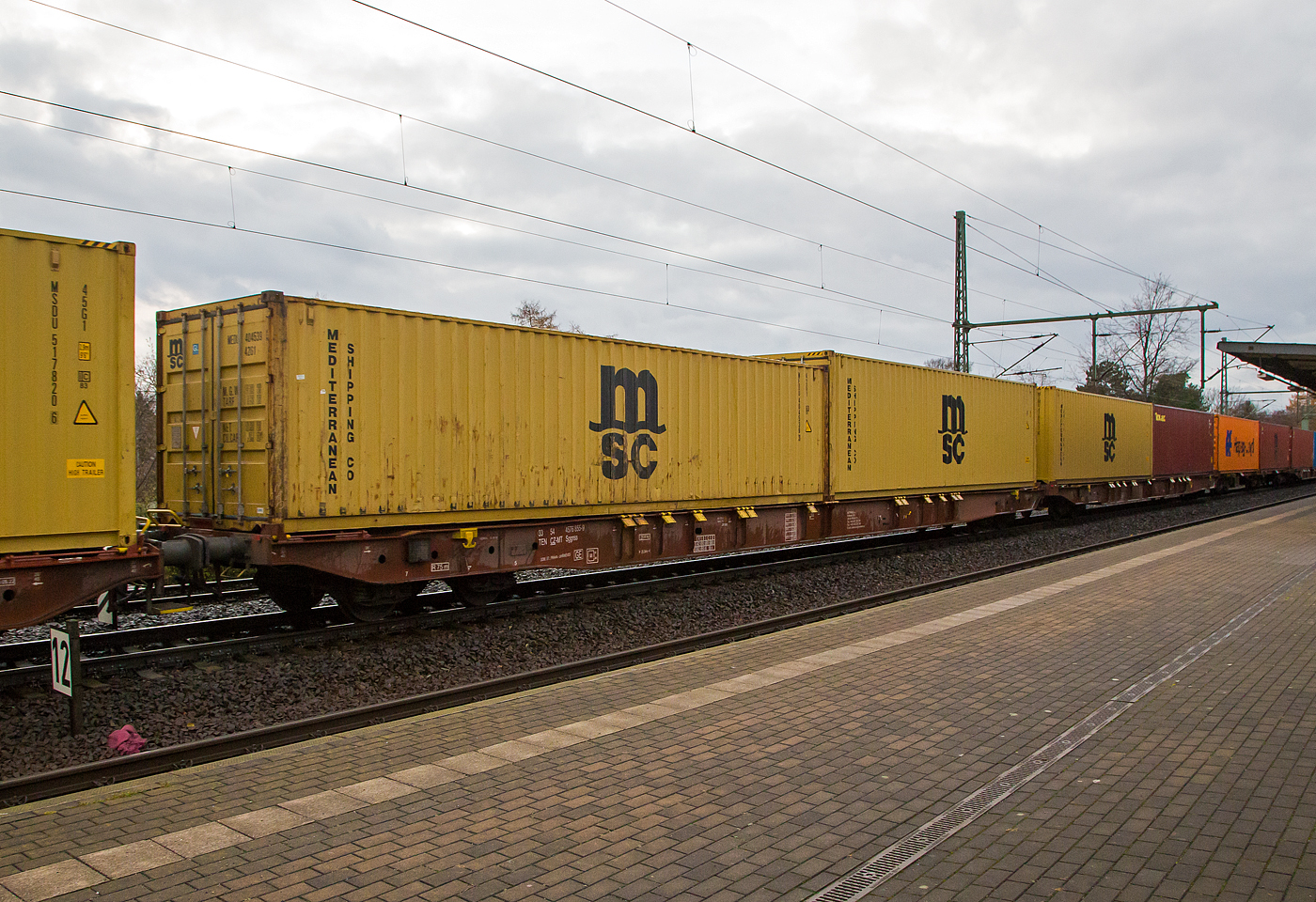 4-achsiger Drehgestell-Containertragwagen 33 54 4576 855-9 CZ-MT, der Gattung Sggnss 80ft (Sggnss-XL), der METRANS Rail s.r.o. (Prag / Praha), am 07.12.2022 im Zugverband, beladen mit zwei 40ft-Containern bei einer Zugdurchfahrt in Dresden-Strehlen.

Mit dem Containertragwagen der Bauart Sggnss 80´ ist es erstmals möglich Container mit einer Gesamtlänge von 80 Fuß auf einem vierachsigen Drehgestellwagen zu transportieren. Der Wagen hat eine Länge von 25.940 mm und wird von Tatravagonka und Greenbrier Europe gefertigt. Aktuell werden die Sggnss 80´ u.a. bei Metrans, VTG, Boxxpress, RailCargoAustria, SETG, GATX und der StlB eingesetzt.

Die METRANS ist ein 100 %-iges Tochterunternehmen der Hamburger Hafen und Logistik AG (HHLA). Sie ist Marktführer für Containertransporte im Seehafenhinterlandverkehr mit Mittel-, Ost- und Südosteuropa. Eigene Inland-Terminals, spezielle Loks  und umweltfreundliche Containertragwagen ermöglichen flexible, qualitativ hochwertige Angebote.

TECHNISCHE DATEN:
Spurweite: 1 435 mm
Anzahl der Achsen: 4 in zwei Drehgestellen
Länge über Puffer: 25.940 mm
Drehzapfenabstand: 19.300 mm
Achsabstand im Drehgestell: 1.800mm
Laufraddurchmesser: 920 mm (neu)
Drehgestelltyp:  Y25Ls1-K
Ladelänge : 24 700 mm  (z.B. 2 x 40’ ISO Container)
Höhe der Ladeebene über SOK: 1.155 mm
Höchstgeschwindigkeit: 100 km/h (Lastgrenze SS und leer 120 km/h)
Max. Zuladung bei Lastgrenze S: 68,5 t (ab Streckenklasse D)
Max. Zuladung bei Lastgrenze SS: 58,5 t (ab Streckenklasse C)
Eigengewicht: 21.500 kg
Kleinster bef. Gleisbogenradius: R 75 m
Bauart der Bremse: KE-GP-A (K)
Bremssohle: Jurid 816M
Intern. Verwendungsfähigkeit: TEN-GE

