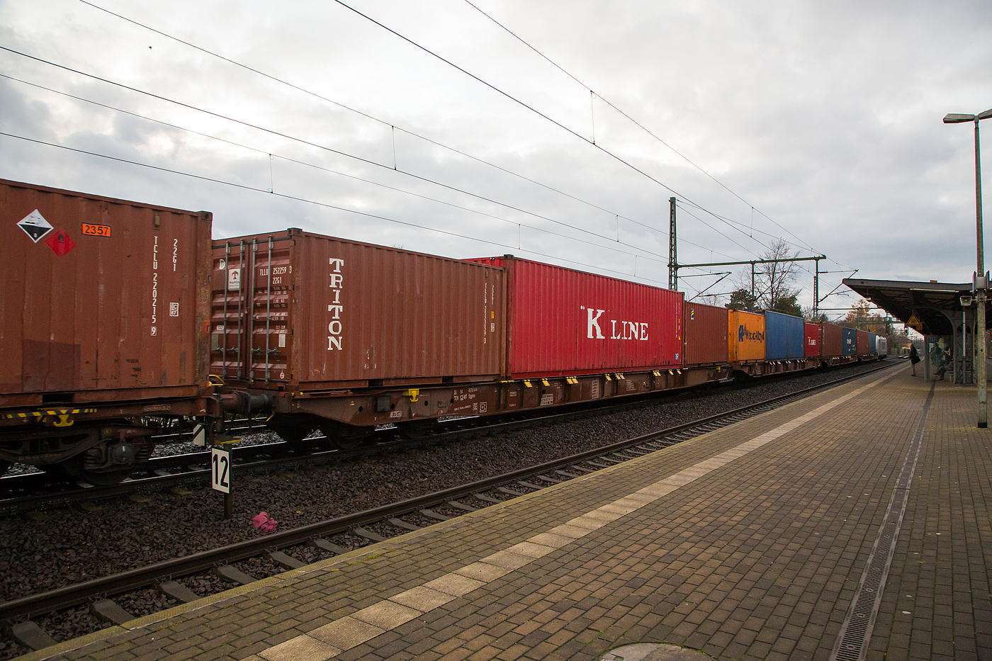 4-achsiger Drehgestell-Containertragwagen 33 54 4576 944-1 CZ-MT, der Gattung Sggnss 80ft (Sggnss-XL), der METRANS Rail s.r.o. (Prag / Praha), am 07.12.2022 im Zugverband, beladen mit zwei 40ft-Containern bei einer Zugdurchfahrt in Dresden-Strehlen.

Mit dem Containertragwagen der Bauart Sggnss 80´ ist es erstmals möglich Container mit einer Gesamtlänge von 80 Fuß auf einem vierachsigen Drehgestellwagen zu transportieren. Der Wagen hat eine Länge von 25.940 mm und wird von Tatravagonka und Greenbrier Europe gefertigt. Aktuell werden die Sggnss 80´ u.a. bei Metrans, VTG, Boxxpress, RailCargoAustria, SETG, GATX und der StlB eingesetzt.

Die METRANS ist ein 100 %-iges Tochterunternehmen der Hamburger Hafen und Logistik AG (HHLA). Sie ist Marktführer für Containertransporte im Seehafenhinterlandverkehr mit Mittel-, Ost- und Südosteuropa. Eigene Inland-Terminals, spezielle Loks  und umweltfreundliche Containertragwagen ermöglichen flexible, qualitativ hochwertige Angebote.

TECHNISCHE DATEN:
Spurweite: 1 435 mm
Anzahl der Achsen: 4 in zwei Drehgestellen
Länge über Puffer: 25.940 mm
Drehzapfenabstand: 19.300 mm
Achsabstand im Drehgestell: 1.800mm
Laufraddurchmesser: 920 mm (neu)
Drehgestelltyp:  Y25Ls1-K
Ladelänge : 24 700 mm  (z.B. 2 x 40’ ISO Container)
Höhe der Ladeebene über SOK: 1.155 mm
Höchstgeschwindigkeit: 100 km/h (Lastgrenze SS und leer 120 km/h)
Max. Zuladung bei Lastgrenze S: 68,5 t (ab Streckenklasse D)
Max. Zuladung bei Lastgrenze SS: 58,5 t (ab Streckenklasse C)
Eigengewicht: 21.500 kg
Kleinster bef. Gleisbogenradius: R 75 m
Bauart der Bremse: KE-GP-A (K)
Bremssohle: Jurid 816M
Intern. Verwendungsfähigkeit: TEN-GE
