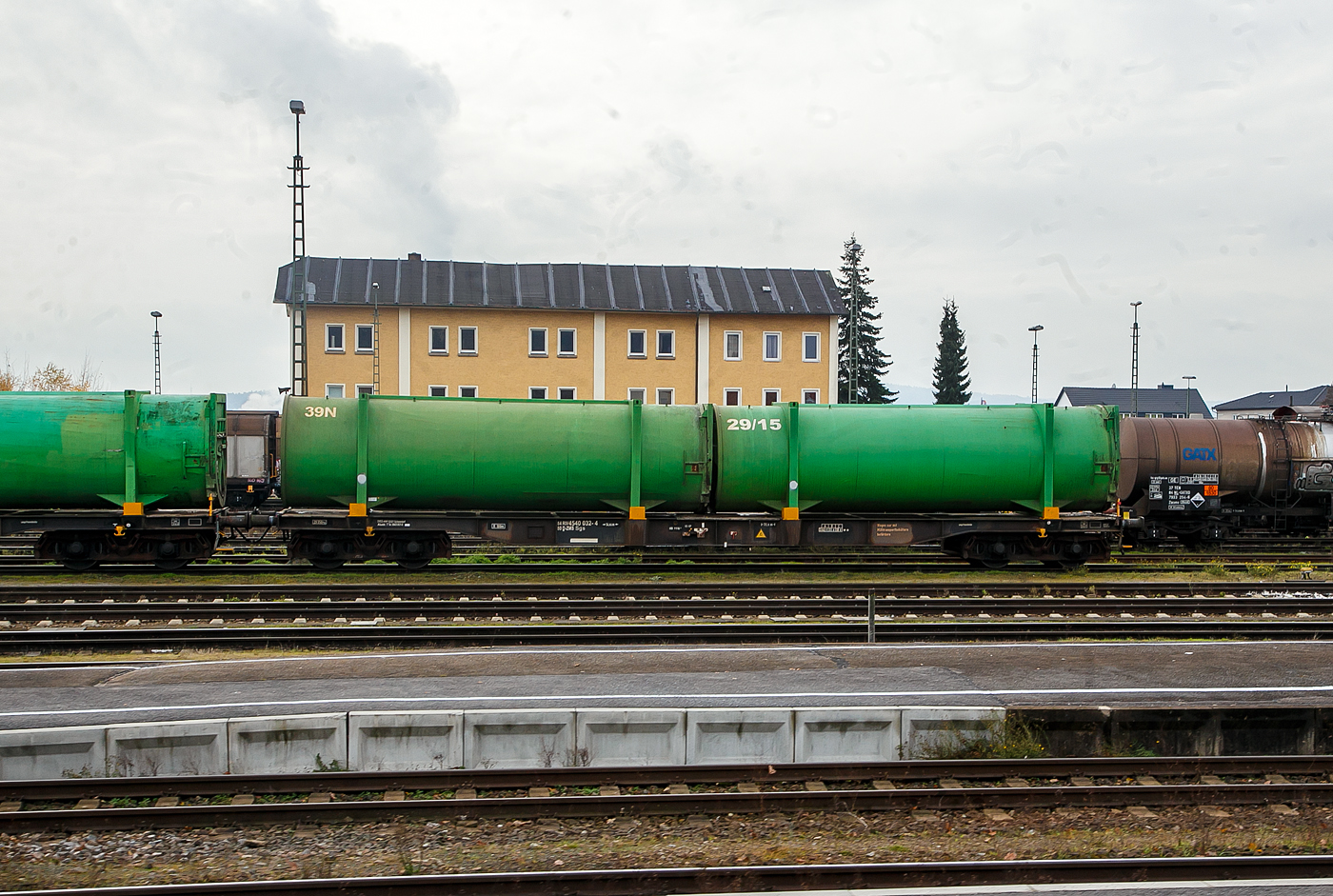 4-achsiger Drehgestell-Containertragwagen 84 80 4540 032-4 D-ZMS, der Gattung Sgs, vom ZMS – Zweckverband Müllverwertung Schwandorf, beladen mit zwei Müll-Containern, abgestellt am 22.11.2022 im Bahnhof Schwandorf.

TECHNISCHE DATEN:
Spurweite: 1.435 mm
Anzahl der Achsen: 4 in zwei Drehgestellen
Länge über Puffer: 19.900 mm
Drehzapfenabstand: 14.560 mm
Achsabstand im Drehgestell: 2.000mm
Ladelänge: 18.500 mm
Höchstgeschwindigkeit: 100 km/h
Maximales Ladegewicht: 59,6 t (Streckenklasse C oder höher)
Eigengewicht: 29.350 kg
Kleinster bef. Gleisbogenradius: 100 m
Bauart der Bremse: KE-GP
Bremssohle: IP 116

ZMS betreibt im Verbandsgebiet 11 Müllumladestationen. An den Müllumladestationen wird Haus- und Sperrmüll der kommunalen Abfuhr sowie nicht verwertbarer Gewerbemüll angeliefert. An den Müllumladestationen wird der Müll mit Hydraulikpressen in Spezialcontainer verpresst und mit umweltfreundlichen Bahntransport zum Müllkraftwerk nach Schwandorf geliefert.

Im Müllheizkraftwerk werden die Container von den Bahnwaggons abgeladen, an den Müllbunker angedockt und ausgepresst. Das Müllkraftwerk Schwandorf ist mit seinen vier Ofenlinien rund um die Uhr an jedem Tag des Jahres in Betrieb, um die Abfälle aus dem Verbandsgebiet zu entsorgen, die benachbarte Industrie mit Strom und Dampf zu versorgen, Strom für das öffentliche Netz zu erzeugen sowie die Wärme für die städtische Fernwärmeversorgung zu liefern.
