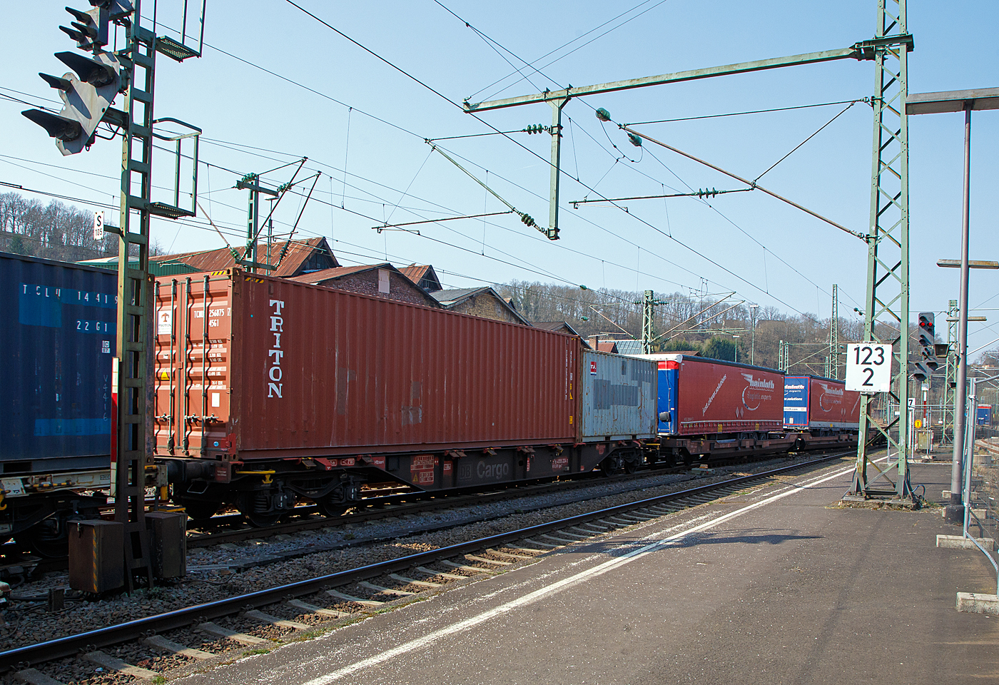4-achsiger Drehgestell-Containertragwagen der Gattung Sgns 691der DB Cargo AG,  31 80 4556 224-2 D-DB, der DB Cargo AG, beladen mit Containern, am 25.03.2022 im Zugverband bei einer Zugdurchfahrt im Bf Betzdorf/Sieg.

Die Drehgestell-Containertragwagen der Gattung Sgns 691haben 28 abklappbare Containerzapfen und könne wahlweise mit drei 20-Fuß-Containern, zwei 30-Fuß-Containern oder einem 40-Fuß-Container beladen werden Die Wagen Gattung Sgns 691 der haben fischbauchartige Außenlangträger mit eingeschweißten Querträgern.

TECHNISCHE DATEN: 
Spurweite: 1.435 mm
Anzahl der Achsen: 4 in zwei Drehgestellen
Länge über Puffer: 19.740 mm
Drehzapfenabstand: 14.200 mm
Achsabstand im Drehgestell: 1.800mm
Max. Ladelänge: 18.400 mm 
Höchstgeschwindigkeit: 100 km/h / 120 km/h (leer)
Eigengewicht: 19.480 kg
Maximales Ladegewicht: 69,5 t ab Streckenklasse D
Kleinster bef. Gleisbogenradius: 75 m
Bauart der Bremse: KE-GP-A 
Drehgestellbauart: Y 25 Lss (626)
Laufraddurchmesser: 920 mm (neu)
Verwendungsfähigkeit: RIV