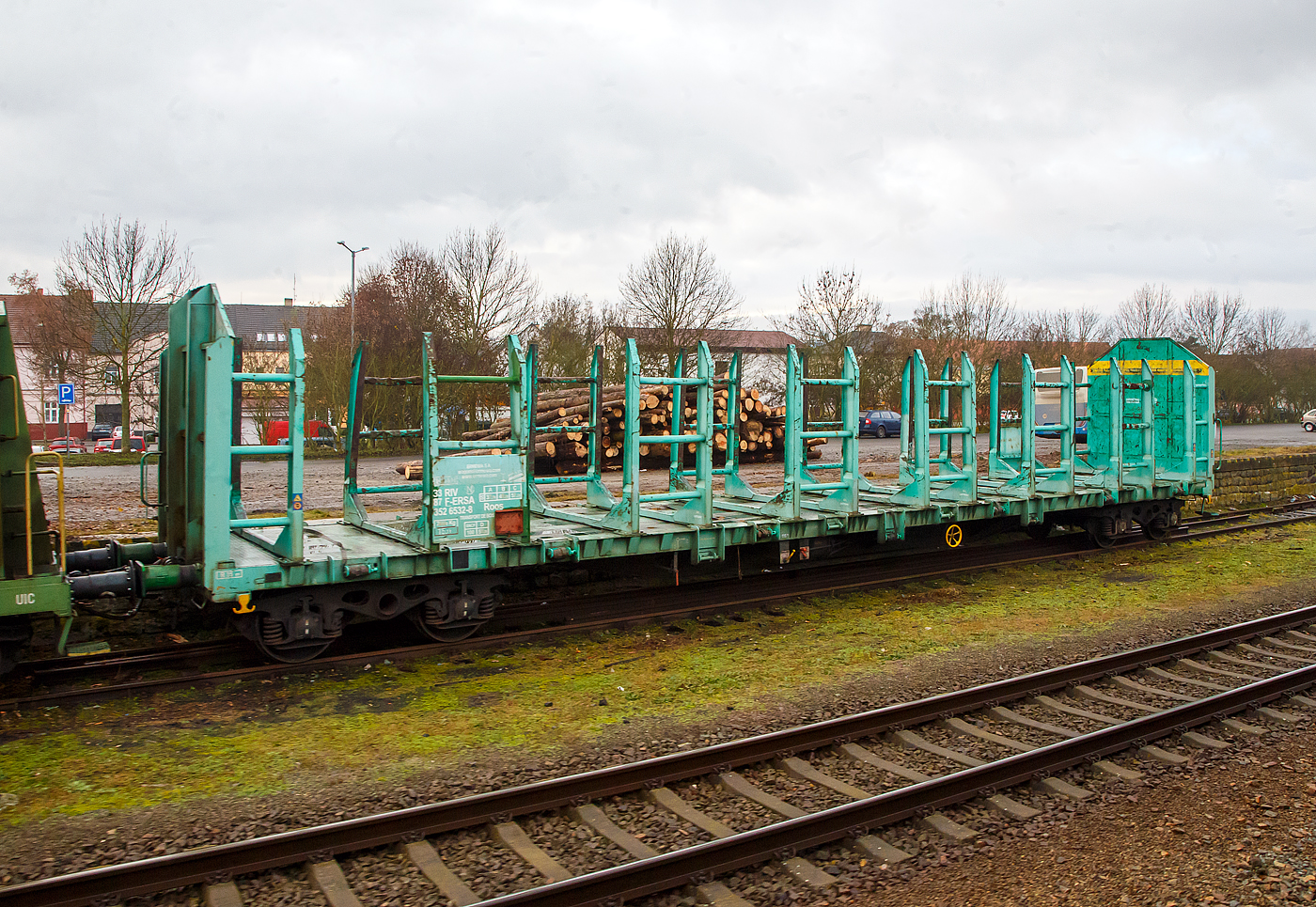 4-achsiger Drehgestell-Flachwagen f�r den Holztransport mit Rungen und hohen Stirnw�nden, 33 87 3526 532-8 F-ERSA der Gattung Roos, des franz�sischen Wagonvermieters ERMEWA SA, abgestellt am 24.11.2022 beim Bahnhof N�řany (N�rschan) an der  B�hmische Westbahn  Plzeň–Furth (S�DC 180), aufgenommen aus einem alex-Zug.