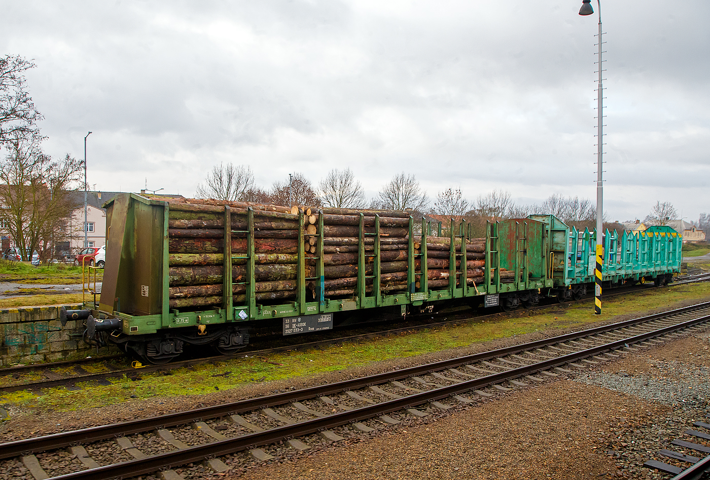 4-achsiger Drehgestell-Flachwagen f�r den Holztransport mit Rungen und hohen Stirnw�nden, 33 56 3527 033-3 SK-AMBSK (33 RIV 56 SK-AMBSK3527 033-3) der Gattung Roos des slowakischen Wagonvermieters AXBENET s.r.o. (Trnava), beladen mit Rundholz, abgestellt am 24.11.2022 beim Bahnhof N�řany (N�rschan) an der  B�hmische Westbahn  Plzeň–Furth (S�DC 180), aufgenommen aus einem alex-Zug.

TECHNISCHE DATEN: 
Spurweite: 1.435 mm
L�nge �ber Puffer:  19.900 mm
Drehzapfenabstand:  14.860 mm
Achsabstand im Drehgestell:  1.800 mm
L�nge der Ladefl�che: 17.600 mm
H�chstgeschwindigkeit: 100 km/h 
Maximale Ladegewicht:  54,5 t (ab Streckenklasse C)
Eigengewicht:  26.000 kg
Kleinster bef. Gleisbogenradius: 75 m
Intern. Verwendungsf�higkeit: RIV
