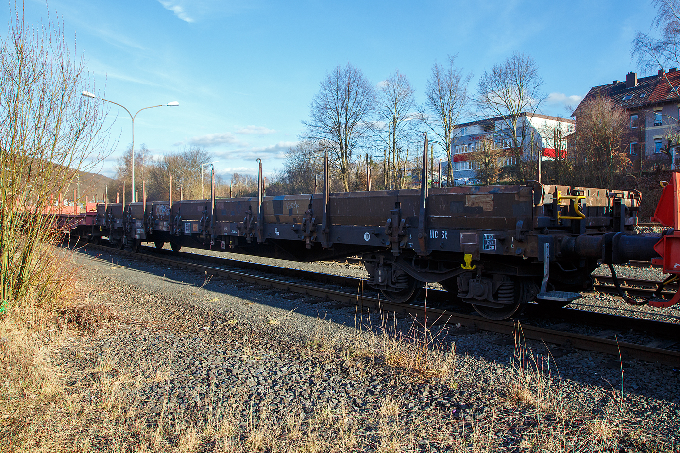 4-achsiger Drehgestell-Flachwagen, mit Seiten-, Stirnwandklappen und Rungen, 31 80 3939 483-4 D-DB, der Gattung Res 687, der DB Cargo, abgestellt am 21.02.2013 im Zugverband, auf dem KSW Rbf in Herdorf (Betriebsstätte Freien Grunder Eisenbahn - NE 447).

Insgesamt wurden 4.350 Wagen der Gattung Res 687 zwischen 1979 und 1985 für die DB gebaut. Hersteller waren u.a. MAN und die Waggon Union (Siegen und Berlin. Dieser Wagen wurde 1992 von MAN in Nürnberg unter der Fabriknummer 185277 gebaut.

Mit einer Ladelänge von 18,50 m dienen diese Wagen zur Beförderung von schweren, langen Erzeugnissen der Eisen- und Stahlindustrie und Fertigbauteilen, Holz, Kleineisenzeug, Halbzeug, Steinen, Fahrzeugen u.a.m. Er besitzt keine klappbaren Ladeschwellen. Wegen seiner niedrigen Fußbodenhöhe können auch Container damit befördert werden. Vor den umlegbaren Stirnwänden sind je zwei absenkbare Rungen angeordnet. Der Wagen kann mit umgelegten Stirnwänden und abgesenkten Rungen gefahren werden. Die Höhe der umgelegten Stirnwandklappen über FO beträgt 38 mm. An den Längsseiten hat der Wagen je 8 Drehrungen und insgesamt 18 absenkbare Verzurreinrichtungen im Fußboden. Mit heruntergeklappten Seitenwänden kann der Wagen nur mit Lademaßüberschreitung befördert werden. Der Fußboden besteht aus Kiefernbohlen mit den Abmessungen 48 x 180 mm. Er kann eine Radlast von 5,0 t aufnehmen. Ein Teil der Wagen ist mit einer vom Boden aus bedienbaren Feststellbremse ausgerüstet.

TECHNISCHE DATEN: 
Spurweite: 1.435 mm
Länge über Puffer:  19.900 mm
Drehzapfenabstand:  14.860 mm
Achsabstand im Drehgestell:  1.800 mm
Drehgestell-Bauart: Y 25 Cs (621.1)
Länge der Ladefläche: 18.500 mm
Ladebreite: 2.660 mm
Ladefläche: 49,0 m²
Laderaum:  25,5 m³
Rungenhöhe: 1.300 mm
Fußbodenhöhe über SOK: 1.238 mm
Höchstgeschwindigkeit: 100 km/h (beladen) / 120 km/h (leer)
Maximale Ladegewicht:  56,5 t (ab Streckenklasse C)
Eigengewicht:  23.200 kg
Bauart der Bremse: KE-GP (LL)
Bremssohle: IB 116
Kleinster bef. Gleisbogenradius: 35 m
Intern. Verwendungsfähigkeit: RIV